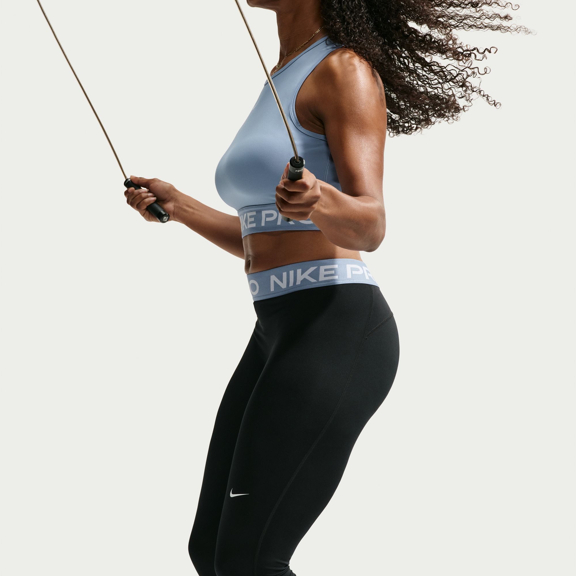 Nike Trainingstights Nike Pro Women's Mid-Rise Crop Leggings für Fitness und sportliche Aktivitäten, sportlicher Stil