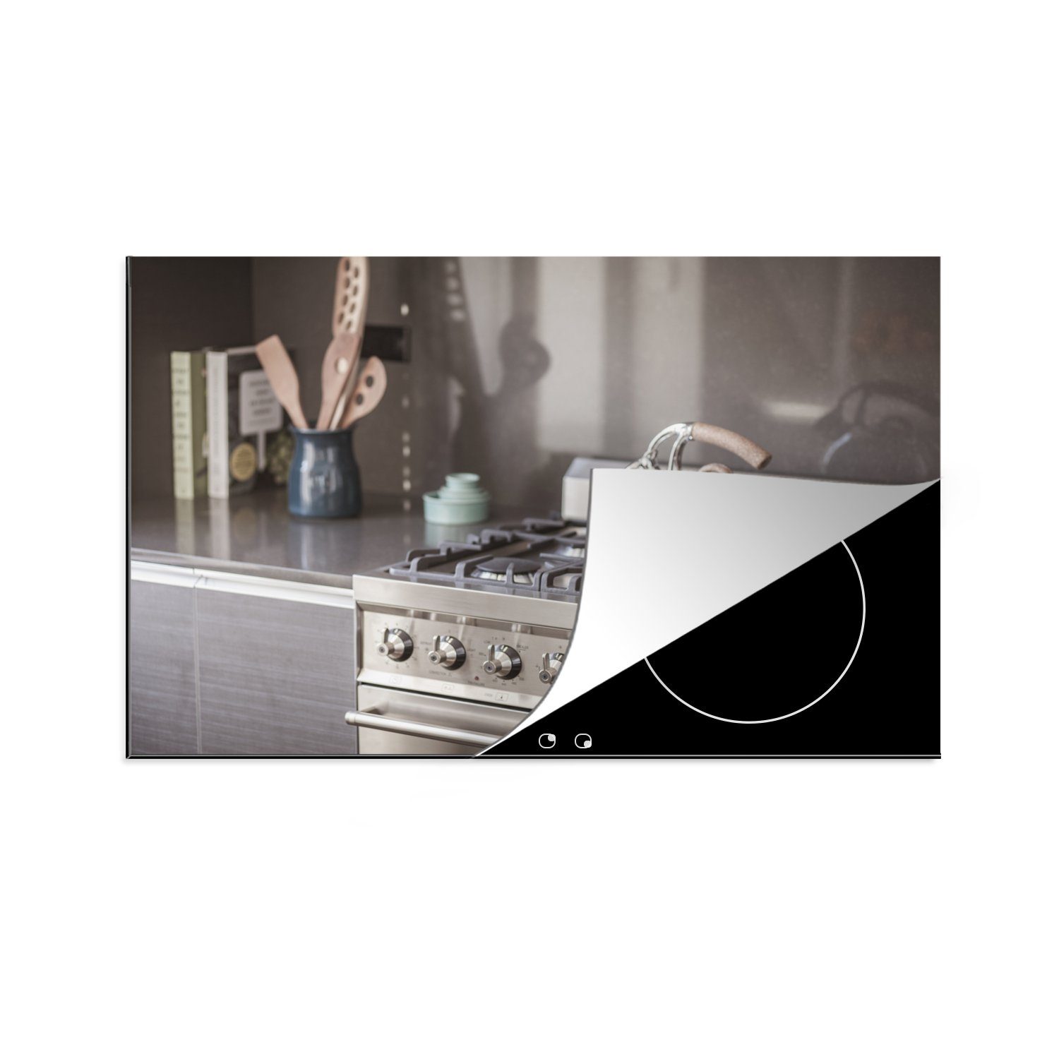 MuchoWow Herdblende-/Abdeckplatte Ein Wasserkocher auf einem Küchenherd, Vinyl, (1 tlg), 81x52 cm, Induktionskochfeld Schutz für die küche, Ceranfeldabdeckung