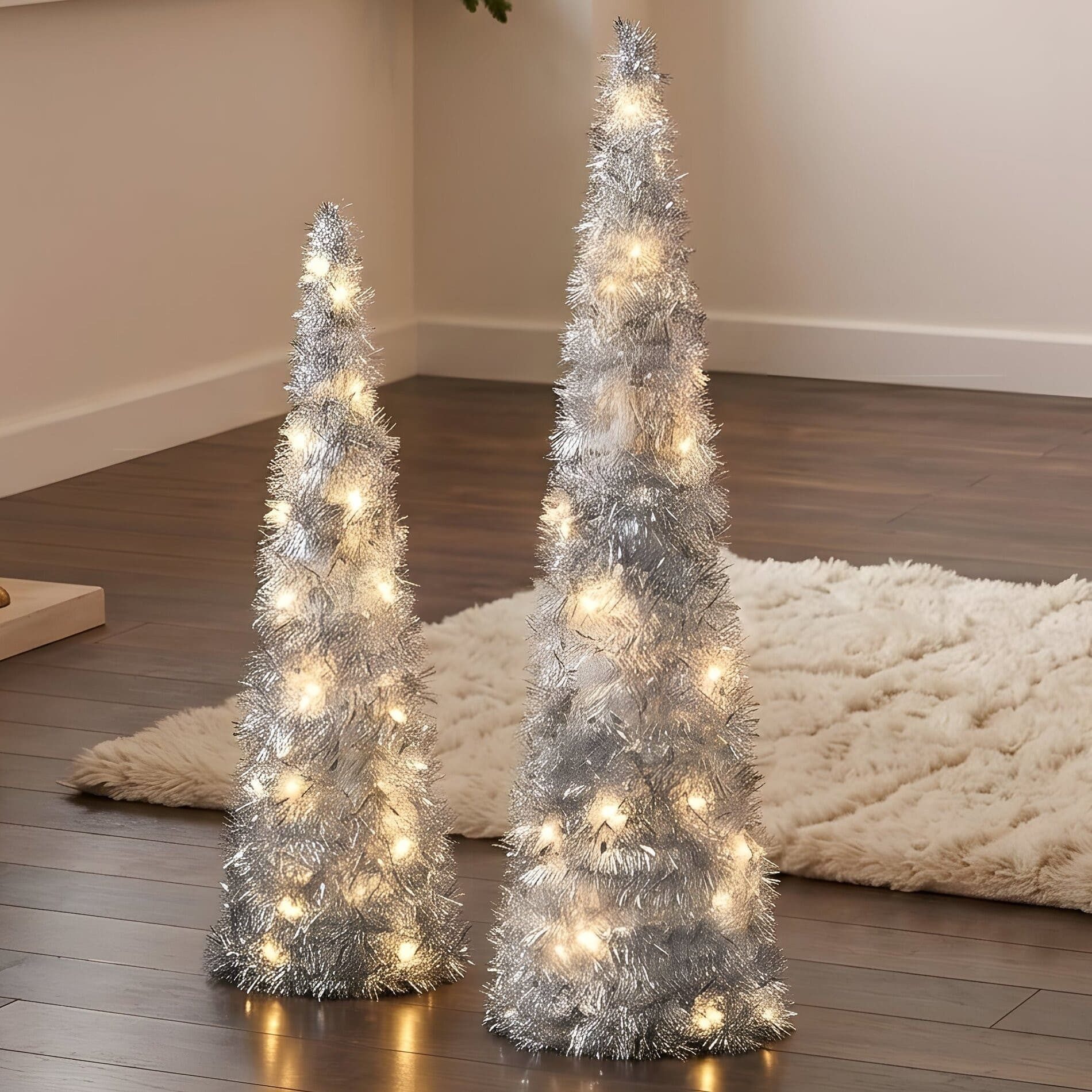 Frank Flechtwaren Künstlicher Weihnachtsbaum "Silberglimmer" 2er Set LED Kegel, Weihnachtsdeko, Weihnachtsfigur, beleuchtet, 60 + 80 cm hoch, Tannenbaum Alterna – Bild 3 von 5