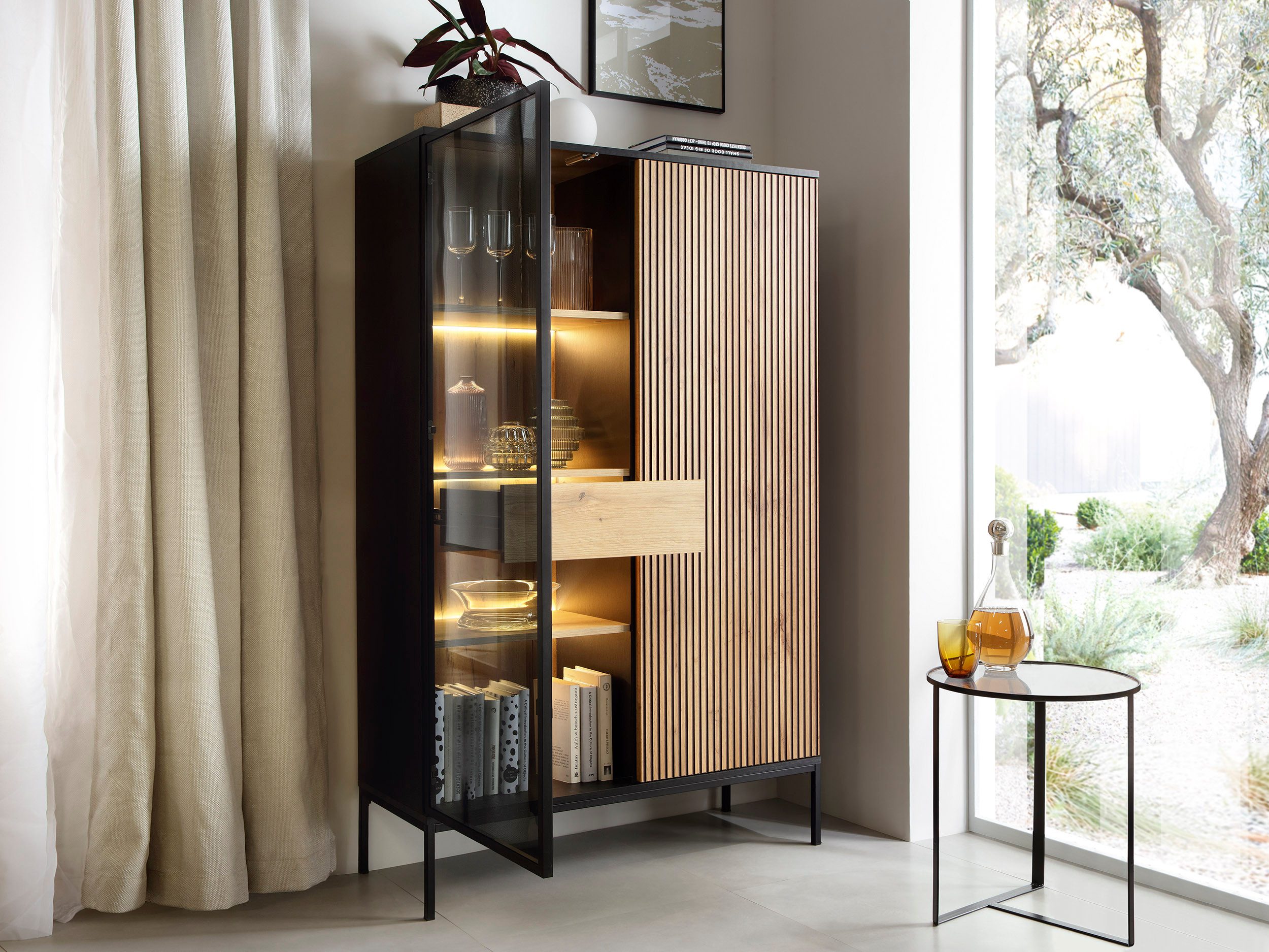 Compleo Vitrine LINO Standvitrine mit Schublade, Fronten gefräst, Modern Wohnzimmer