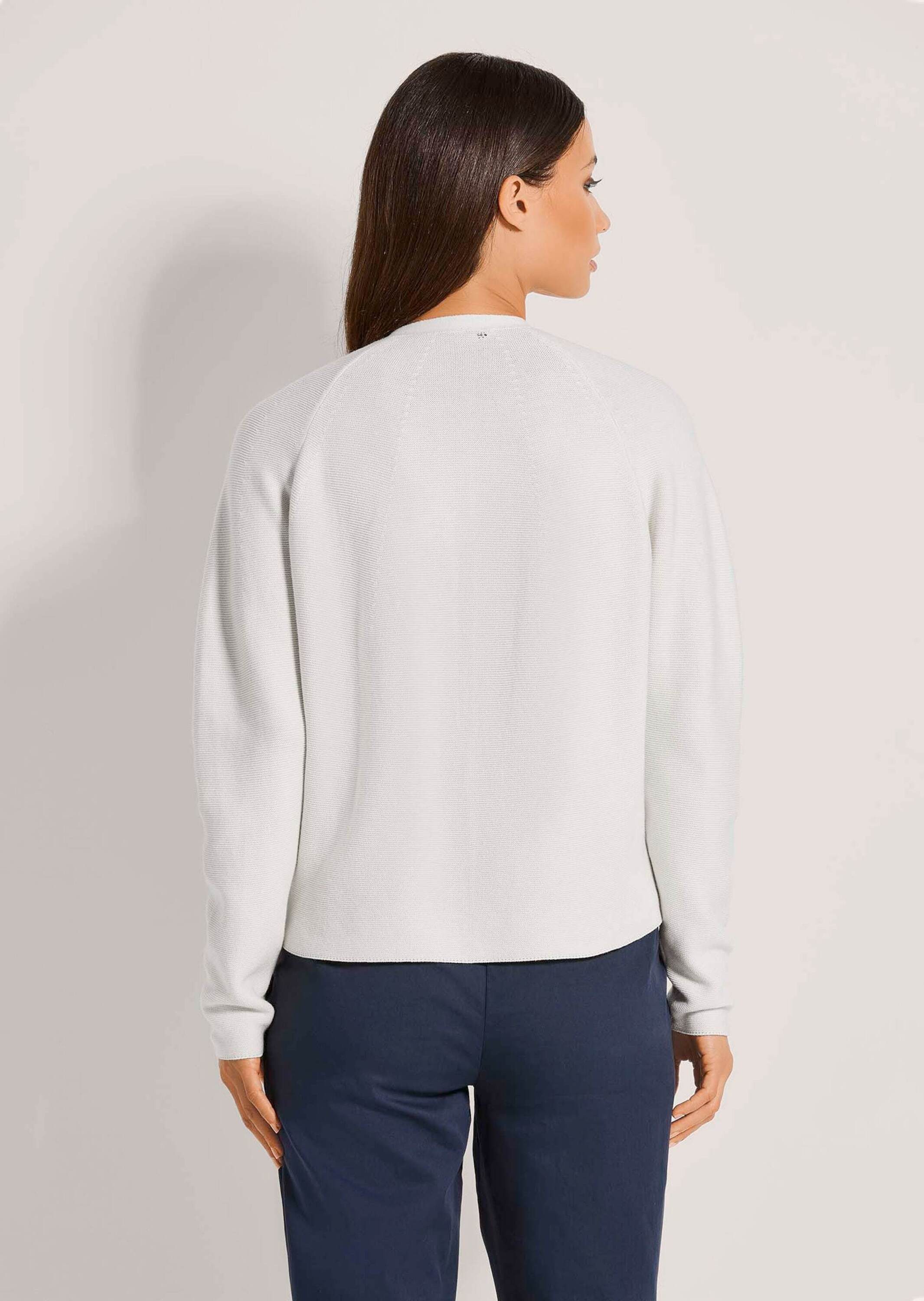 MADELEINE Strickjacke Modische Strickjacke mit V-Ausschnitt Uni-Design und raffinierter V-Ausschnitt als Blickfang