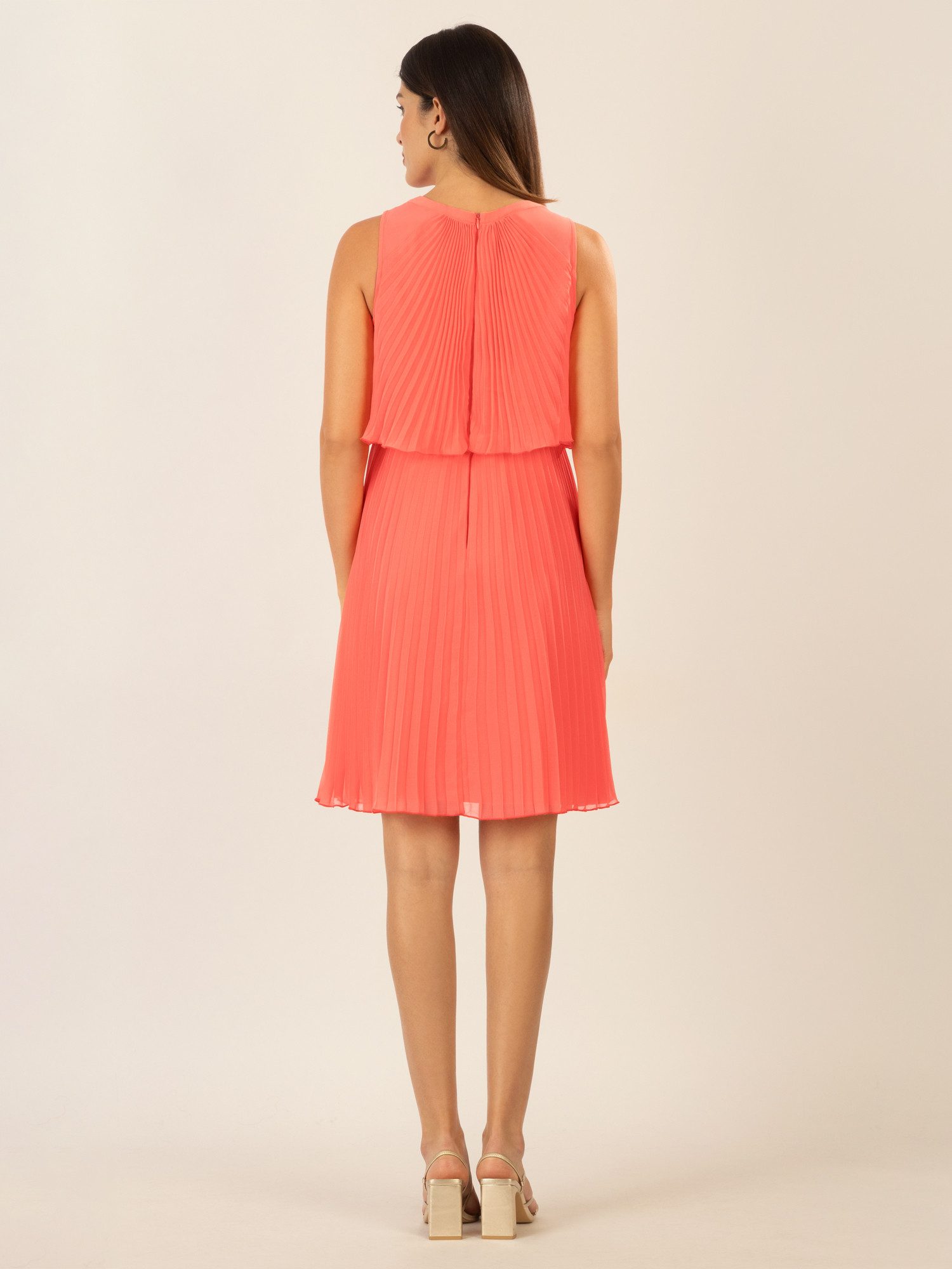 Apart Cocktailkleid mit rundem Ausschnitt und schmalem, sichtbaren Halsring