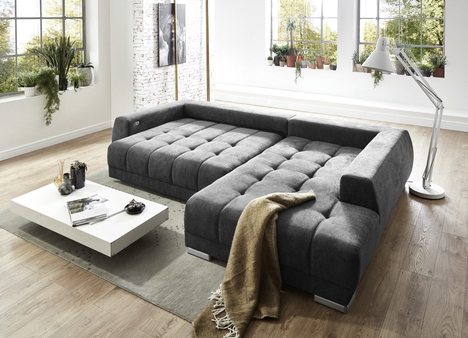 Iwaniccy Ecksofa MUSTANG, B 300 x T 225 cm, Dunkelgrau, Webstoff, elektr. Sitztiefenverstellung, mit Kissen