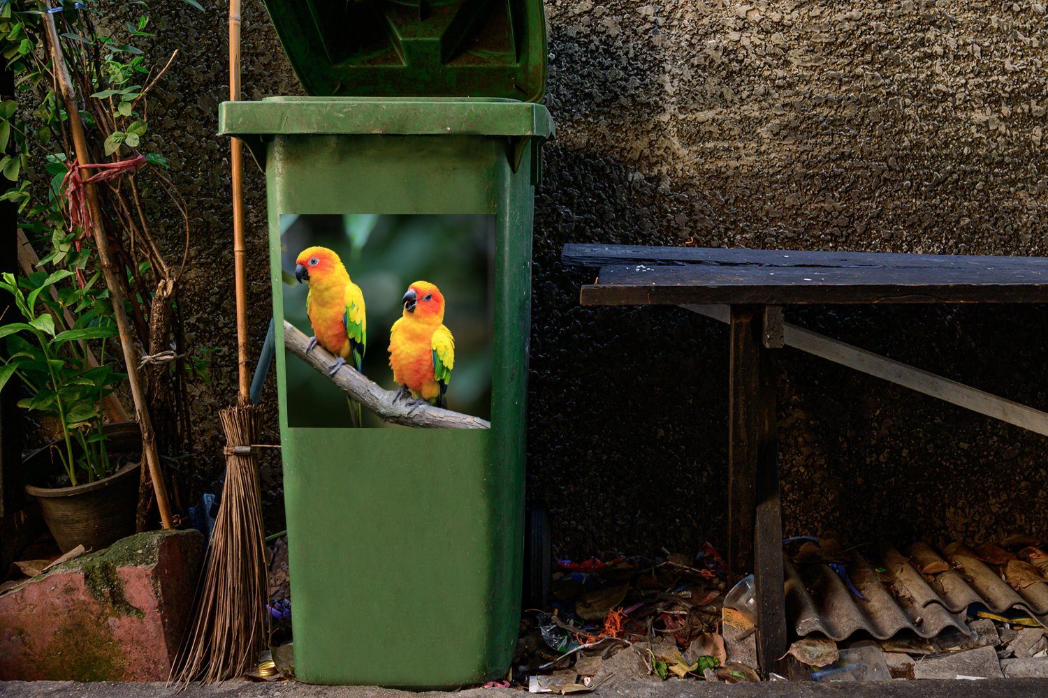 MuchoWow Mülltonne, Grünen Sticker, St), (1 Container, Wandsticker Zwei im Abfalbehälter Sonnensittiche Mülleimer-aufkleber,