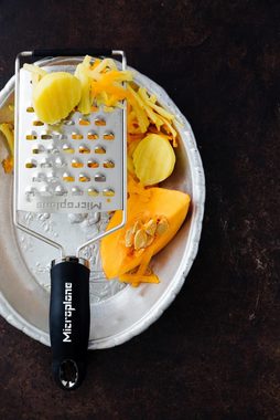 Microplane Küchenreibe XL-Grobreibe GOURMET, L 31,5 cm, mit Gummifuß, Edelstahl, Gummi, Kunststoff, spülmaschinenfest
