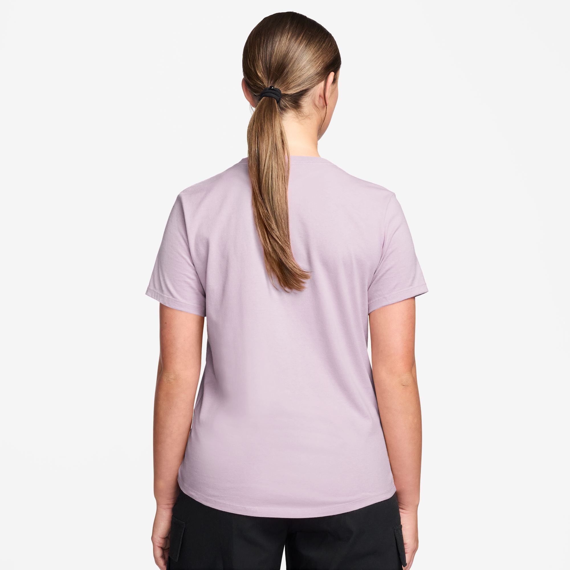 Nike Sportswear T-Shirt W NSW CLUB SS TEE mit leicht abgerundetem Saum, aus Baumwolle in Jersey-Qualität
