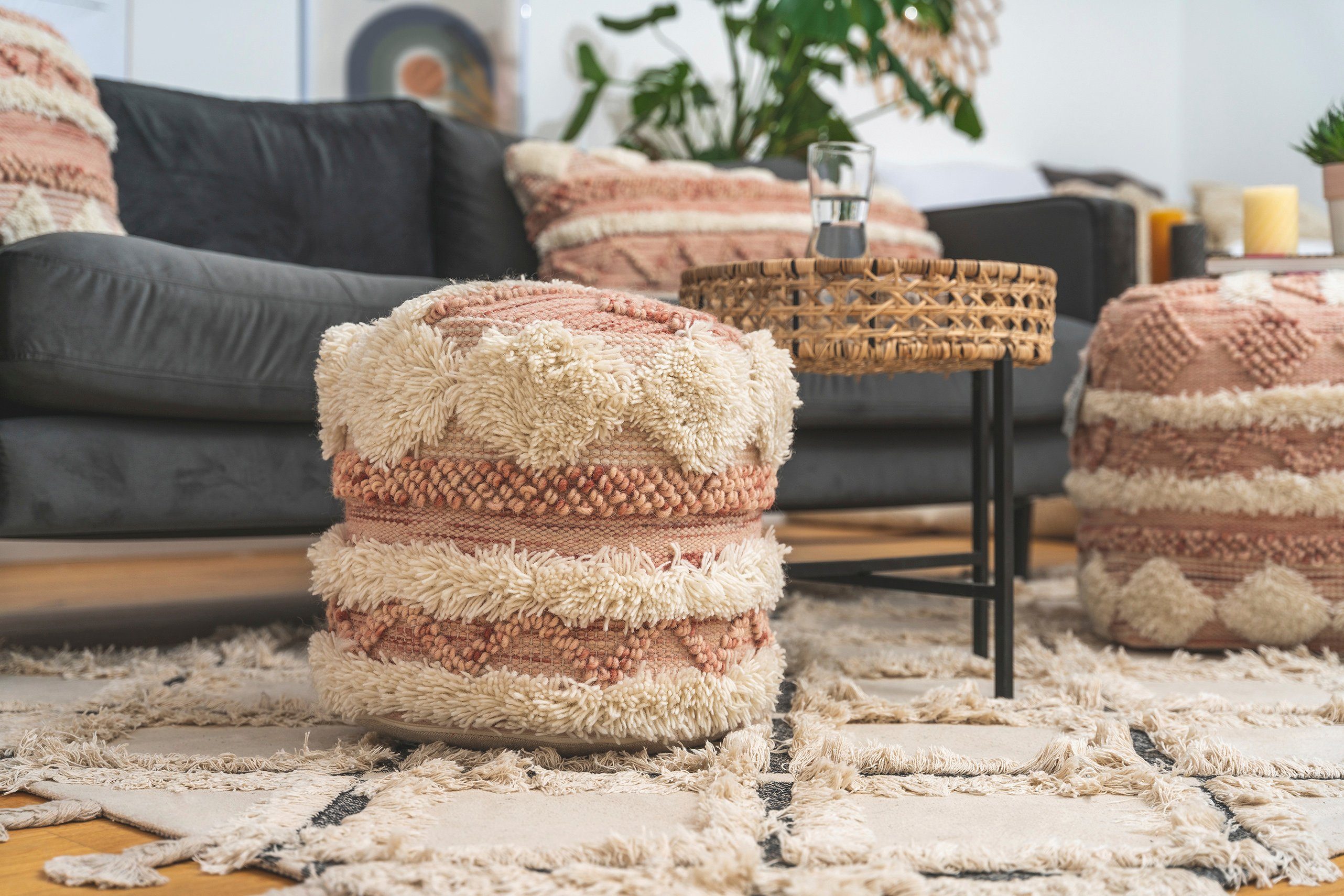 Kayoom Pouf Bohist 225 35cm x 35cm, Strukturen mit Fransen und Quasten (1-St), handgefertigt, Unikat, sehr gut kombinierbar, vielfältig im Einsatz