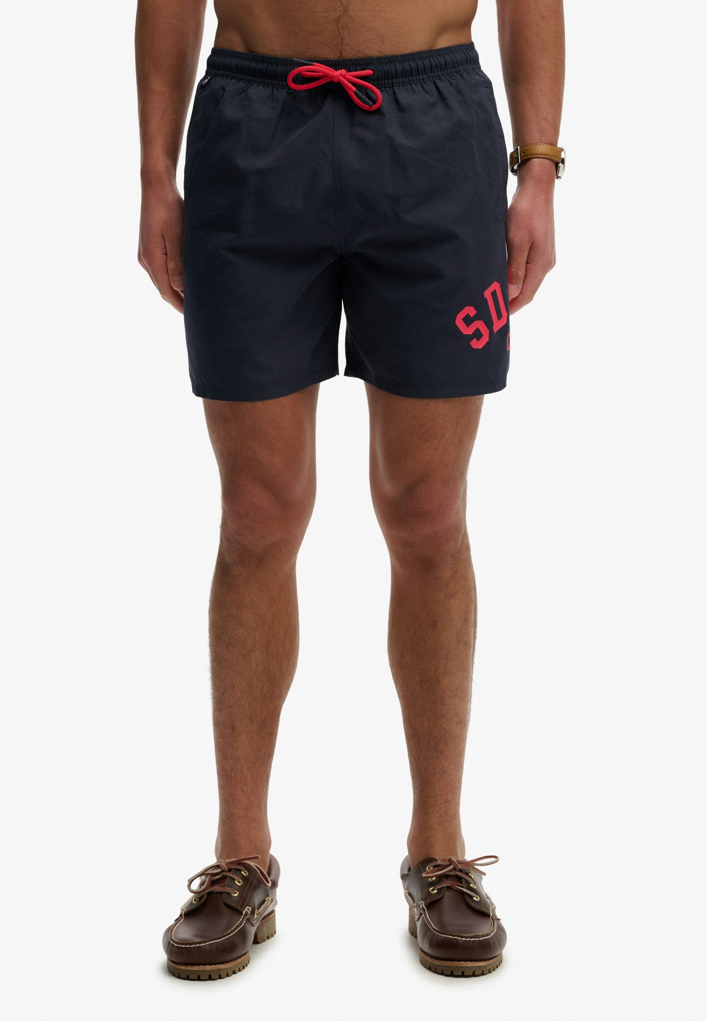 Superdry Badeshorts PRINTED LOGO 16 SWIM SHORT modische Passform, unifarbenes Design, aus Polyester, pflegeleicht