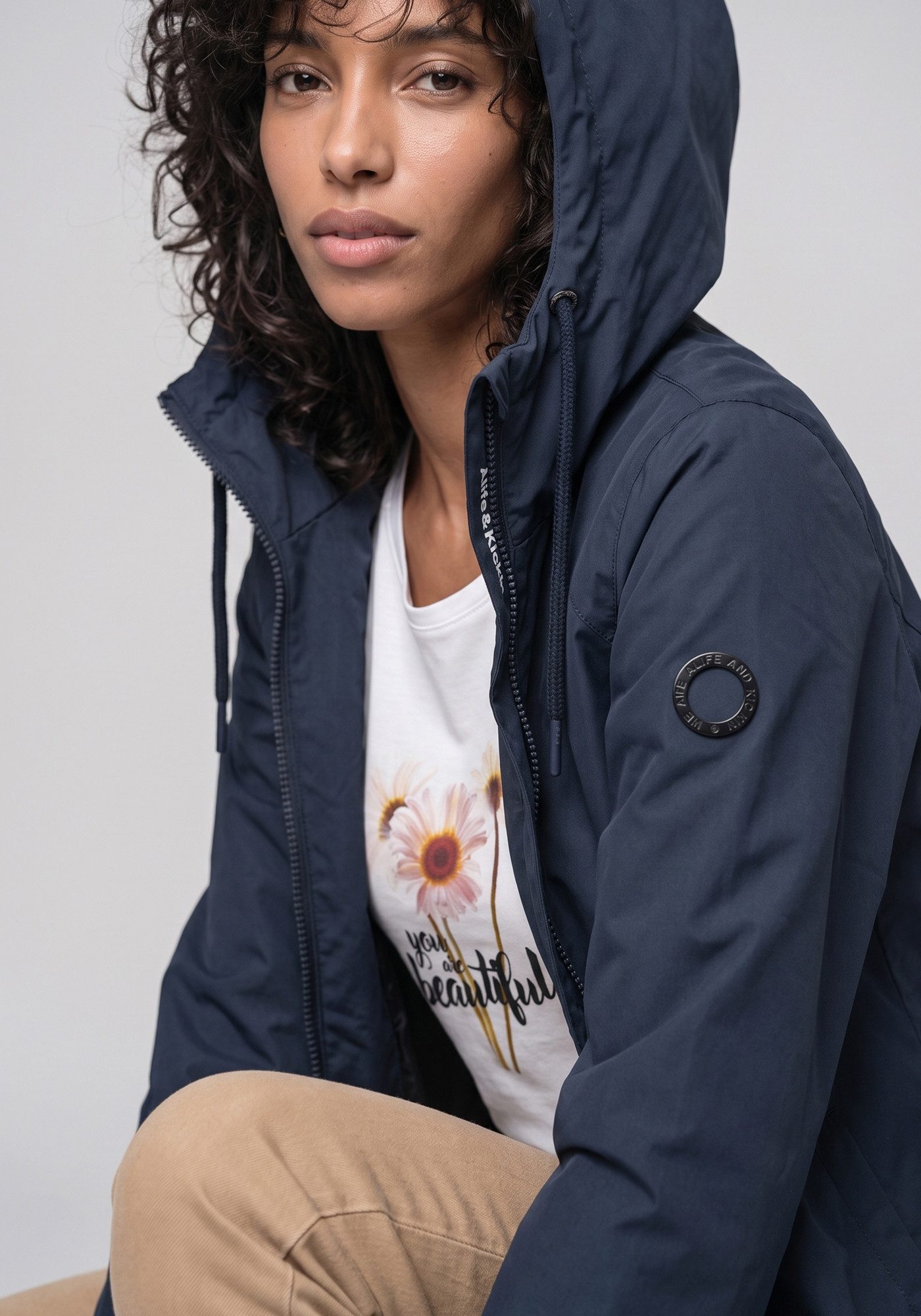 Alife & Kickin Outdoorjacke LilouAKA leichte, taillierte Übergangsjacke mit verstellbarer Kapuze – Bild 2 von 5
