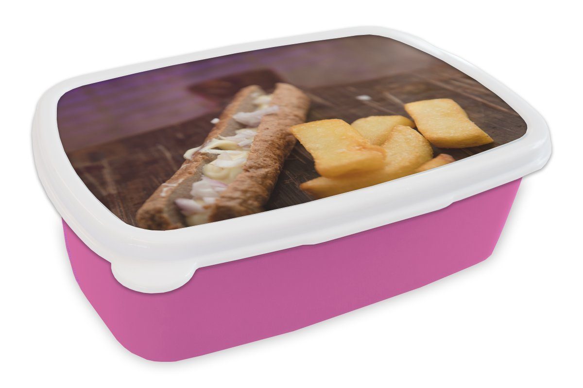 MuchoWow Lunchbox Ein Frikandel mit kleinen Pommes frites auf einem Holzbrett, Kunststoff, (2-tlg), Brotbox für Erwachsene, Brotdose Kinder, Snackbox, Mädchen, Kunststoff rosa