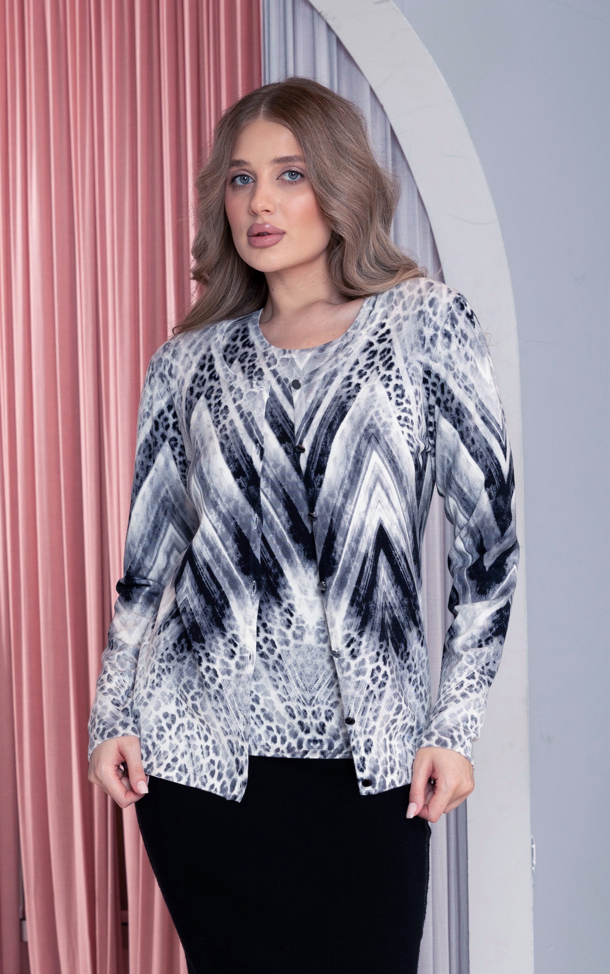 Passioni Strickjacke Twinset in Grautönen mit Leoparden- und abstraktem Zickzackmuster