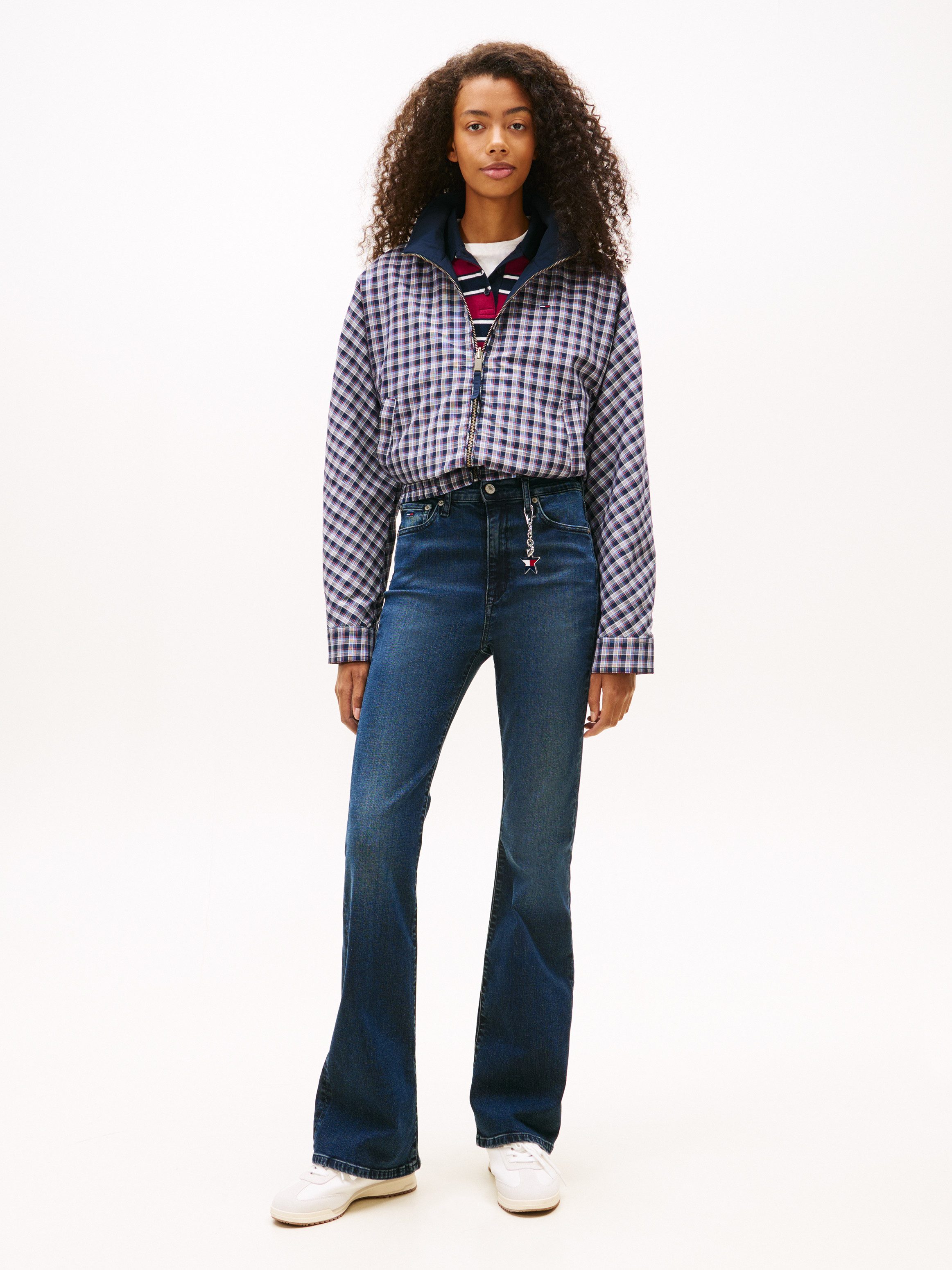 Tommy Jeans Bootcut-Jeans SYLVIA HGH FLR Weite Beinform und Logo Stickerei auf der Gesäßtasche