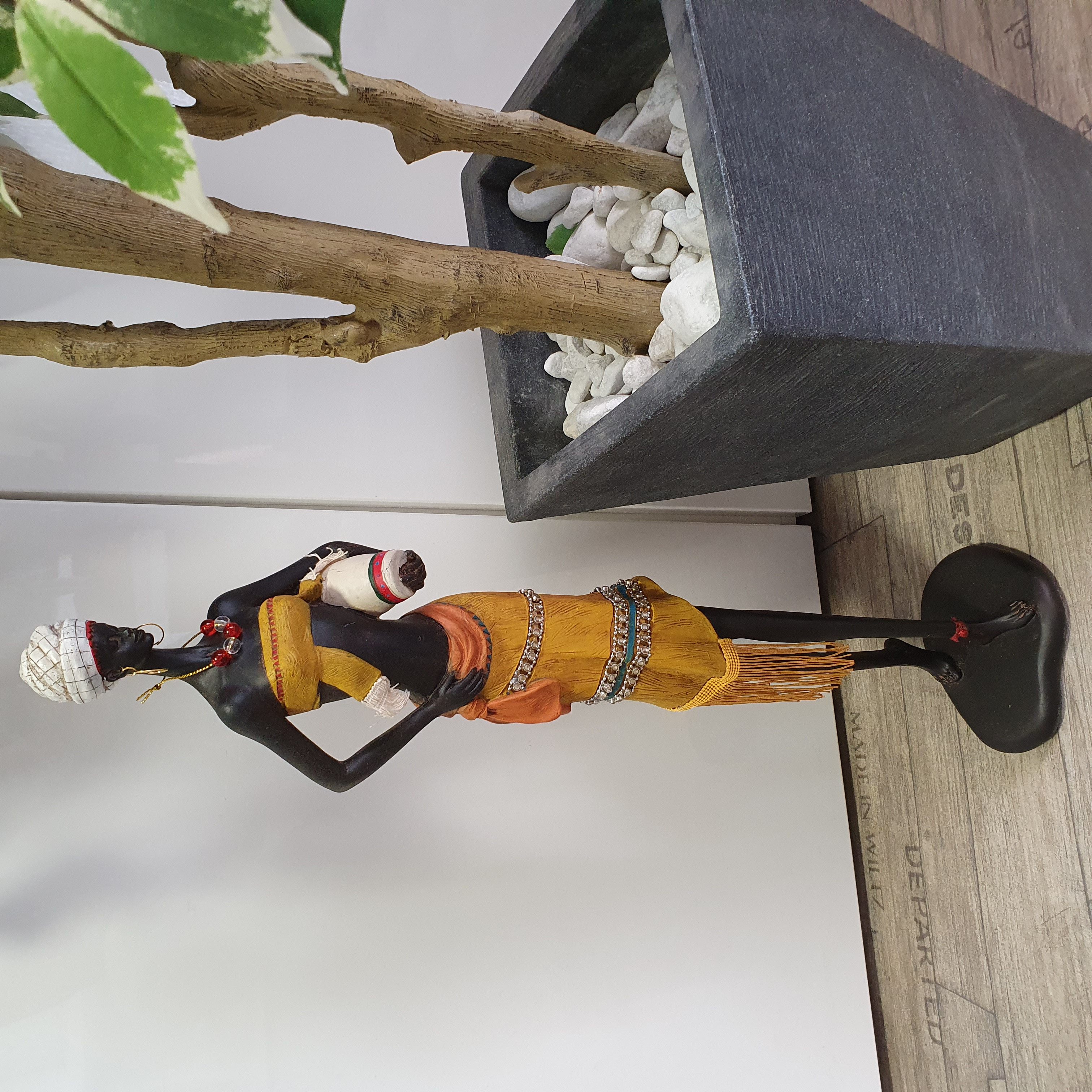 Aspinaworld Afrikafigur Afrikanische Frau mit Krug im Arm und Paillettenschmuck 61 cm