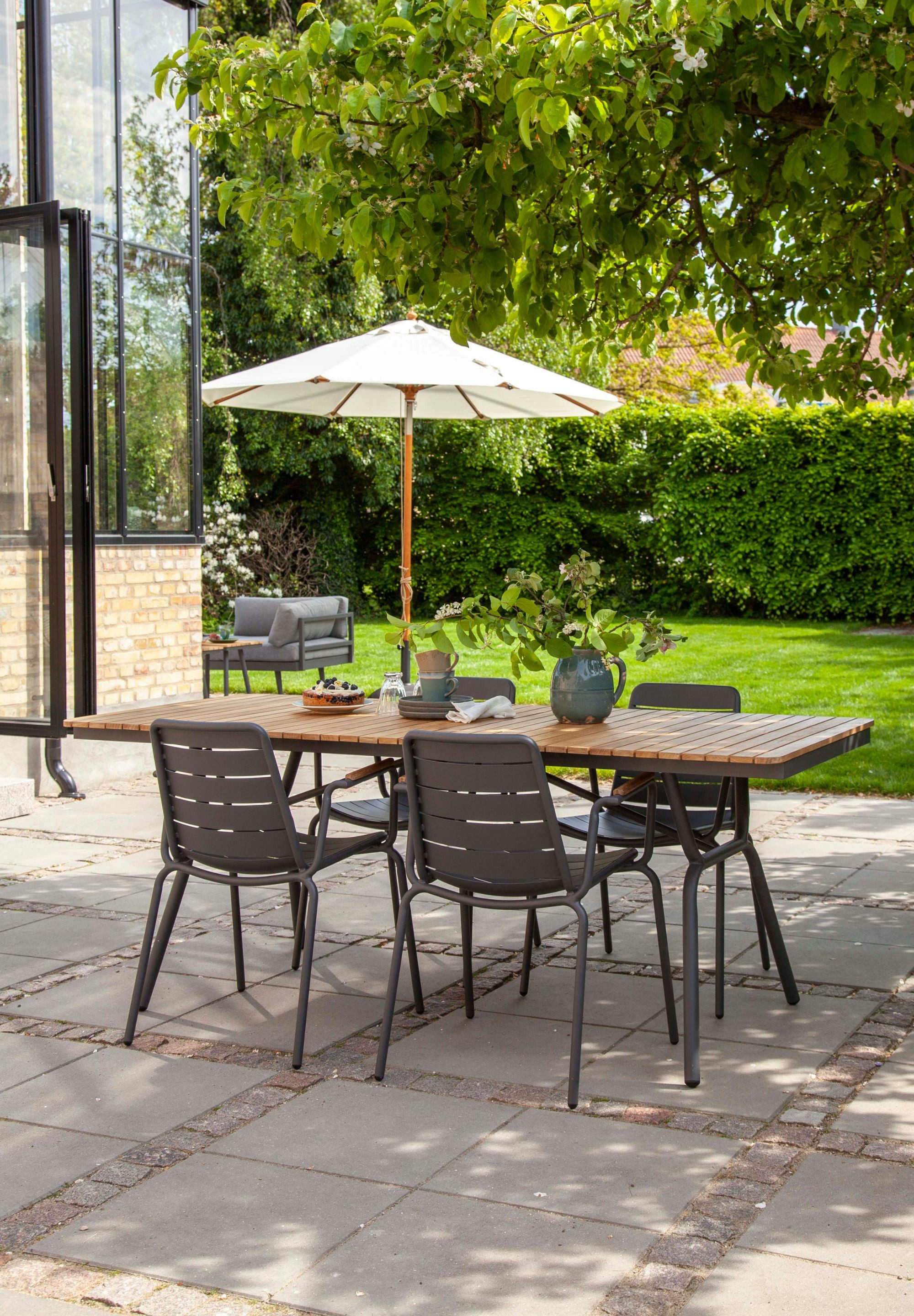 Cinas Sitzgruppe Parc, Wasserresistent, warmes Holzfinish, standfeste Konstruktion