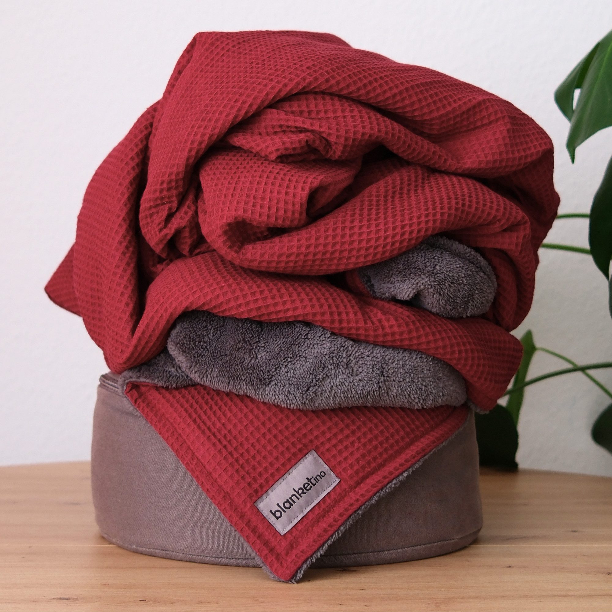 Wohndecke flauschige Kuscheldecke, wärmende Couchdecke, blanketino, Stilvolle Sofadecke, Überdecke in Weinrot & Stahlgrau