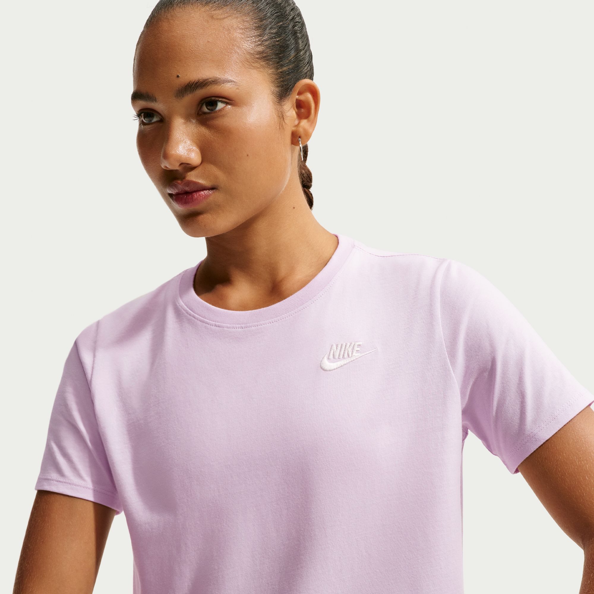 Nike Sportswear T-Shirt W NSW CLUB SS TEE mit leicht abgerundetem Saum, aus Baumwolle in Jersey-Qualität