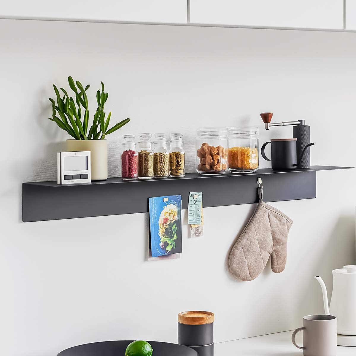 Yamazaki Deko-Wandregal Tower Wandablage Wandkonsole Dekoregal 90cm Metall Badezimmer, -, auch als Magnetleiste nutzbar, Farbe: schwarz