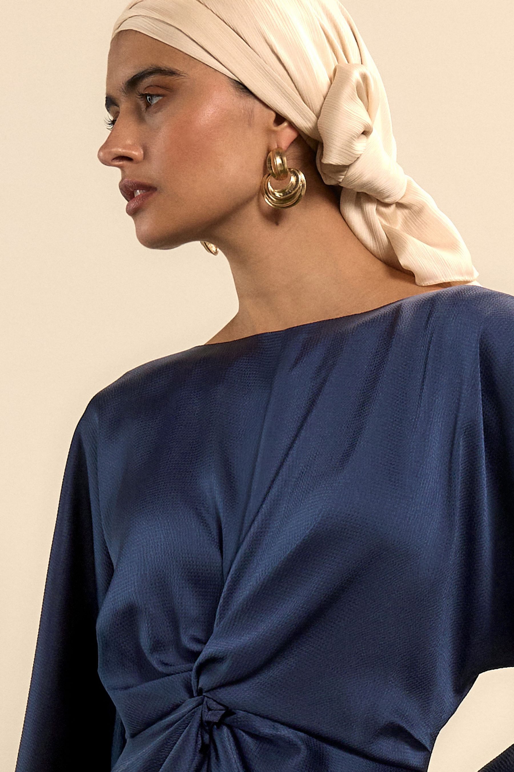 Next Maxikleid Satin-Maxikleid mit langen Ärmeln und Drehdetail (1-tlg)