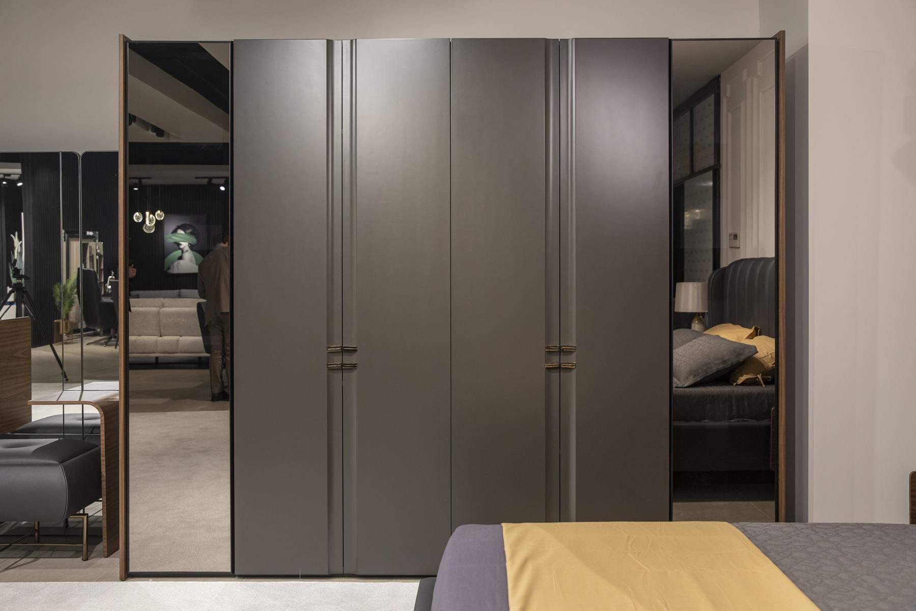 JVmoebel Kleiderschrank Moderner Luxus Kleiderschrank aus Holz mit Glaselementen in Taupe (Kleiderschrank) Made in Europa