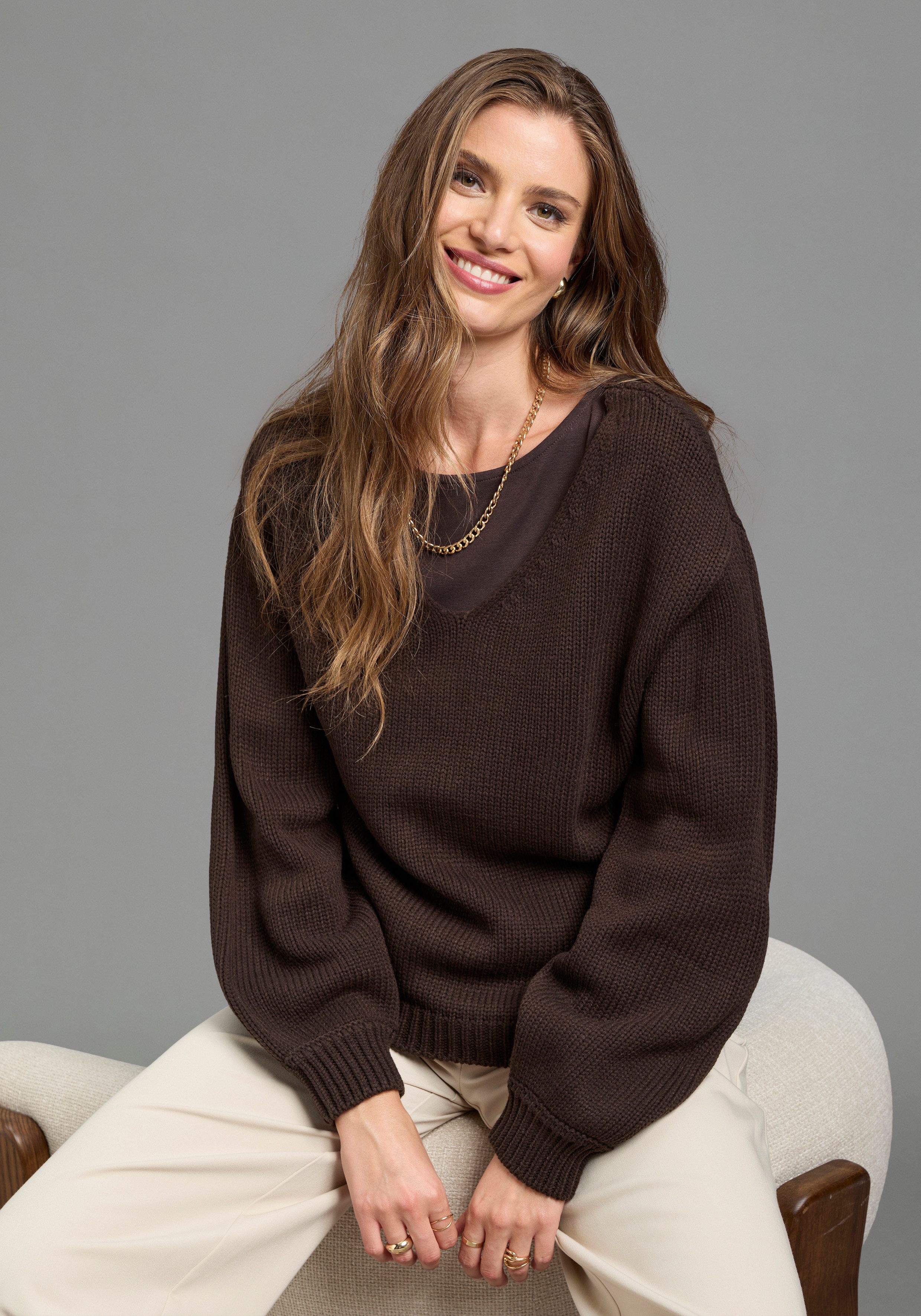 Laura Scott V-Ausschnitt-Pullover mit moderner Oversize-Passform aus Grobstrick. € 39,99, (€ 39,99 pro 1 Stk).