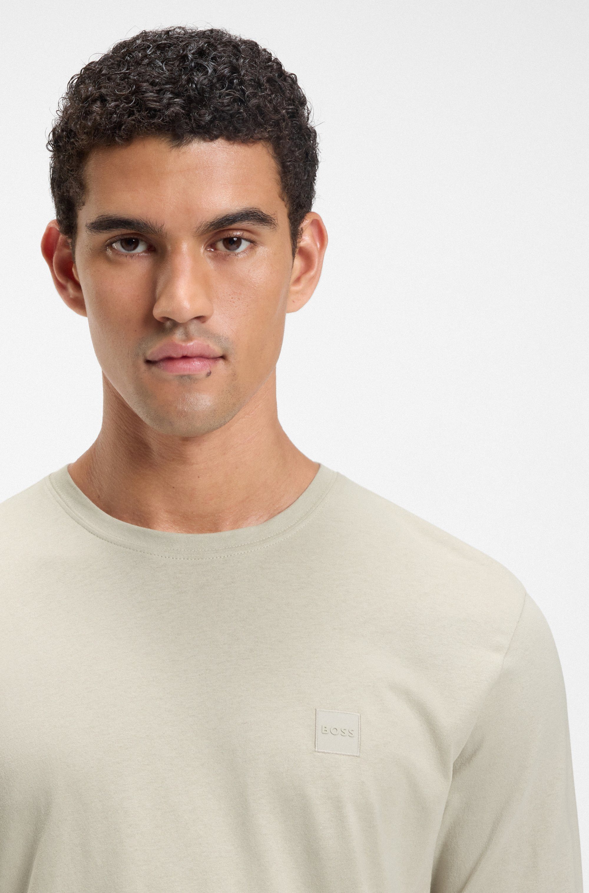 BOSS ORANGE Langarmshirt Tacks mit Markenlogo auf der Brust