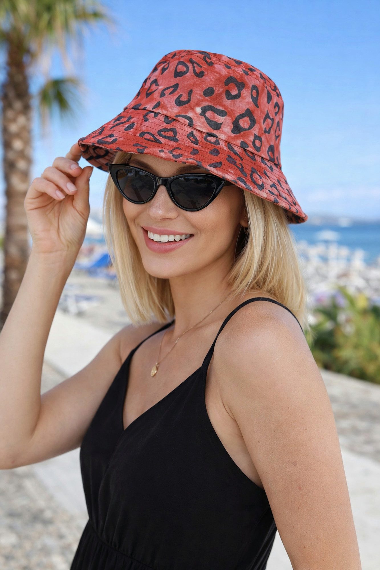 Ella Jonte Sonnenhut Bucket Hat in Rot-Schwarz mit Leopard-Camouflage-Print – verstellbar