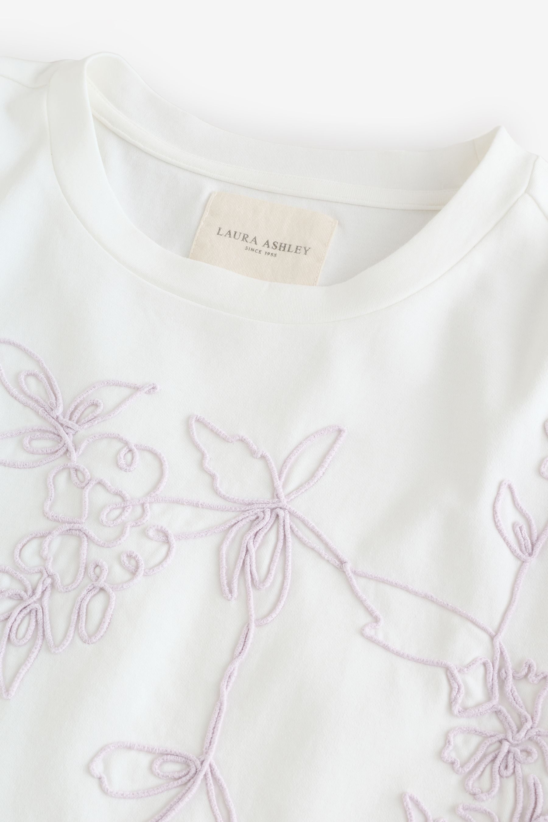 LAURA ASHLEY T-Shirt Laura Ashley T-Shirt mit Blumenstickerei (1-tlg)