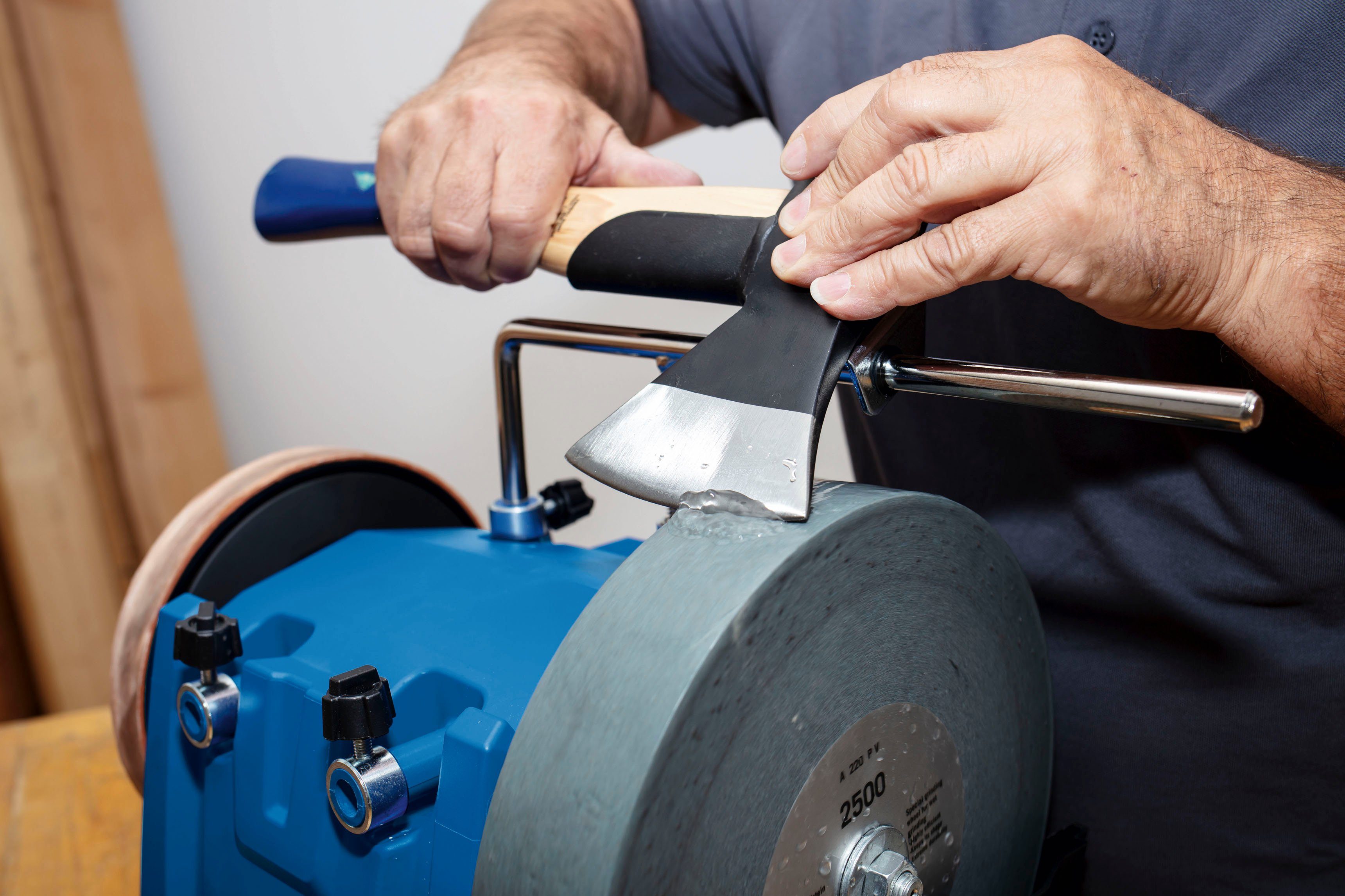 Scheppach Nass-Trockenschleifer TIGER 7000S -Homekit, 200W, 250mm Korund-Schleifstein, 115min-1 inkl. Homekit-Zubehör