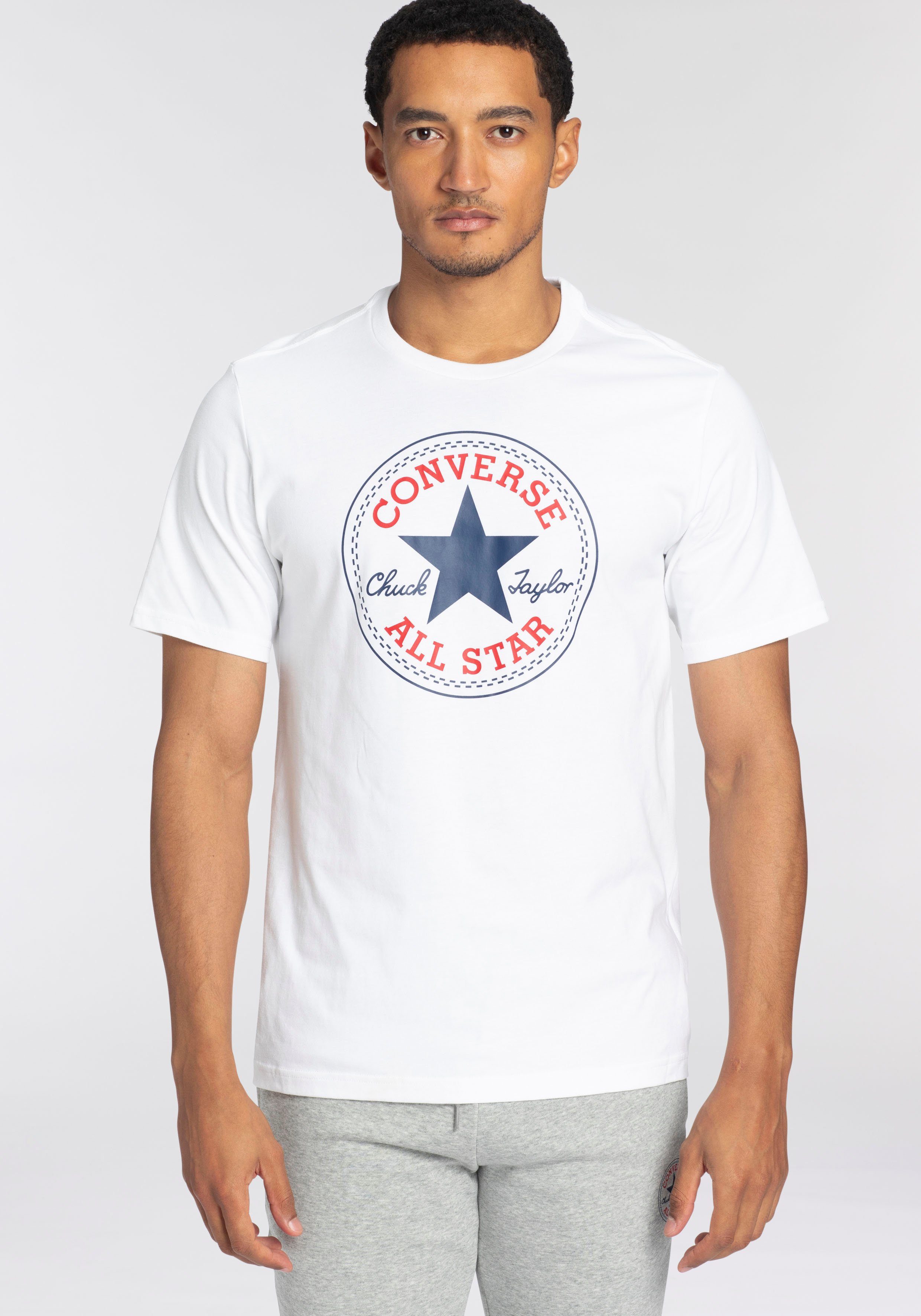 Converse T-Shirt CONVERSE GO-TO ALL STAR PATCH STANDARD-FIT T-SHIRT mit Rundhalsausschnitt, Kurzarm-Design, aus Baumwolle