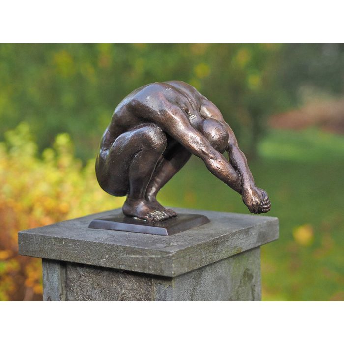 IDYL Gartenfigur IDYL Bronze-Skulptur Taucher Bronze – sehr robust – Langlebig – witterungsbeständig gegen Frost Regen und UV-Strahlung. Die Modelle werden in Wachsausschmelzverfahren in Bronze gegossen und von Hand patiniert.