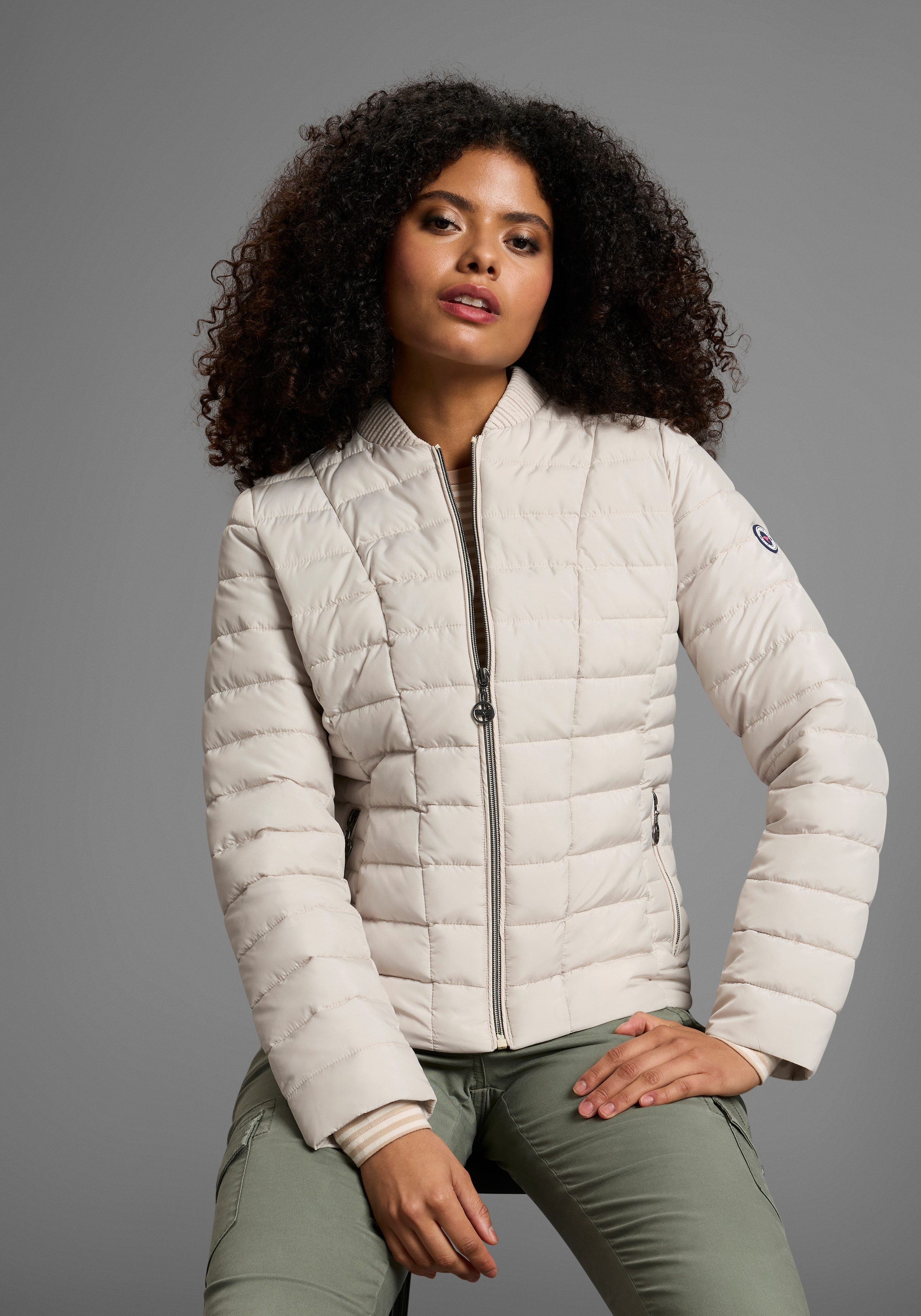 KangaROOS Steppjacke Übergangsjacke, figurbetonter Schnitt, hüftlange Passform