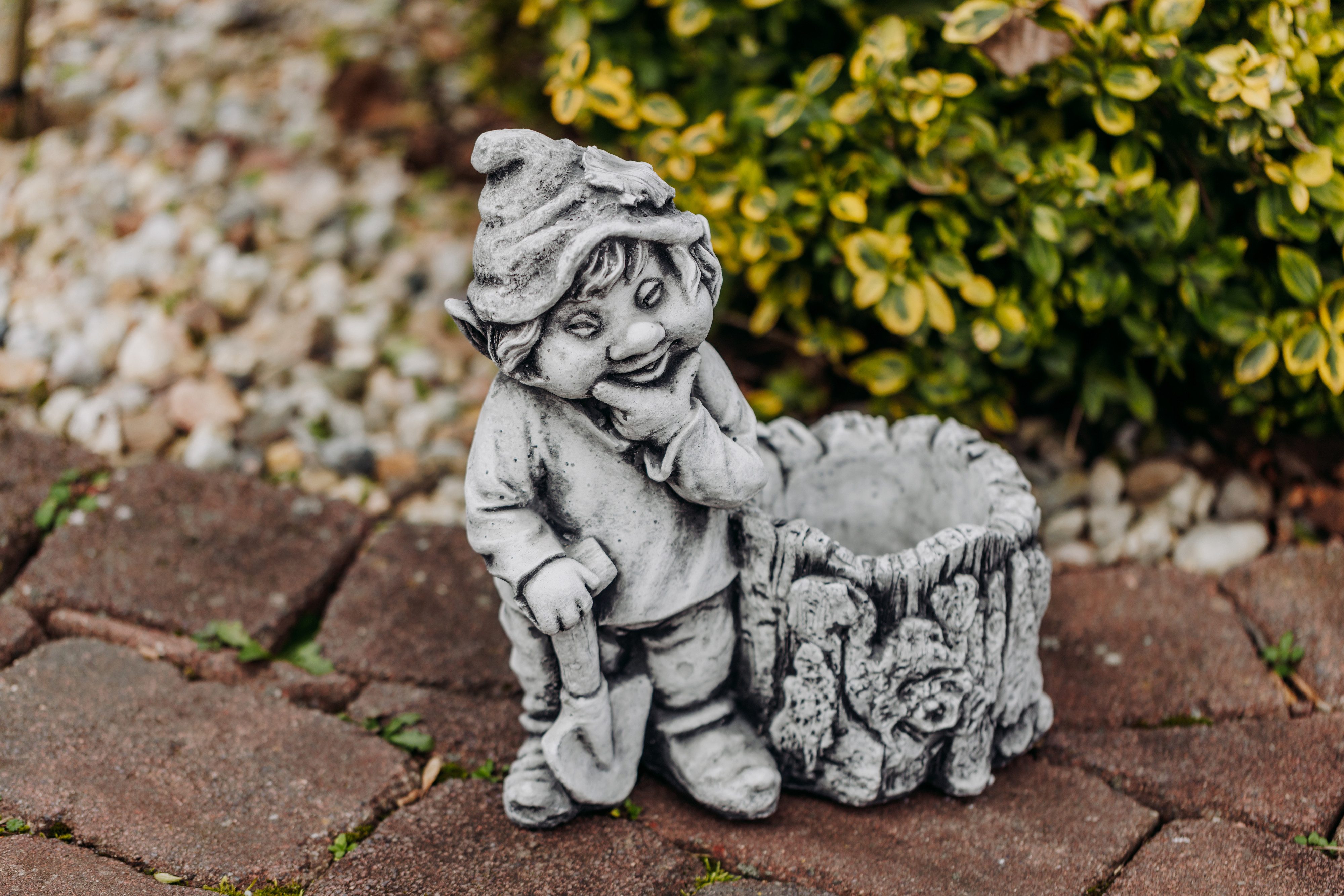 gartendekoparadies.de Gartenfigur Gnom Waldfreund, Steinfigur, H. 33 cm, 8 kg, Frostsicher