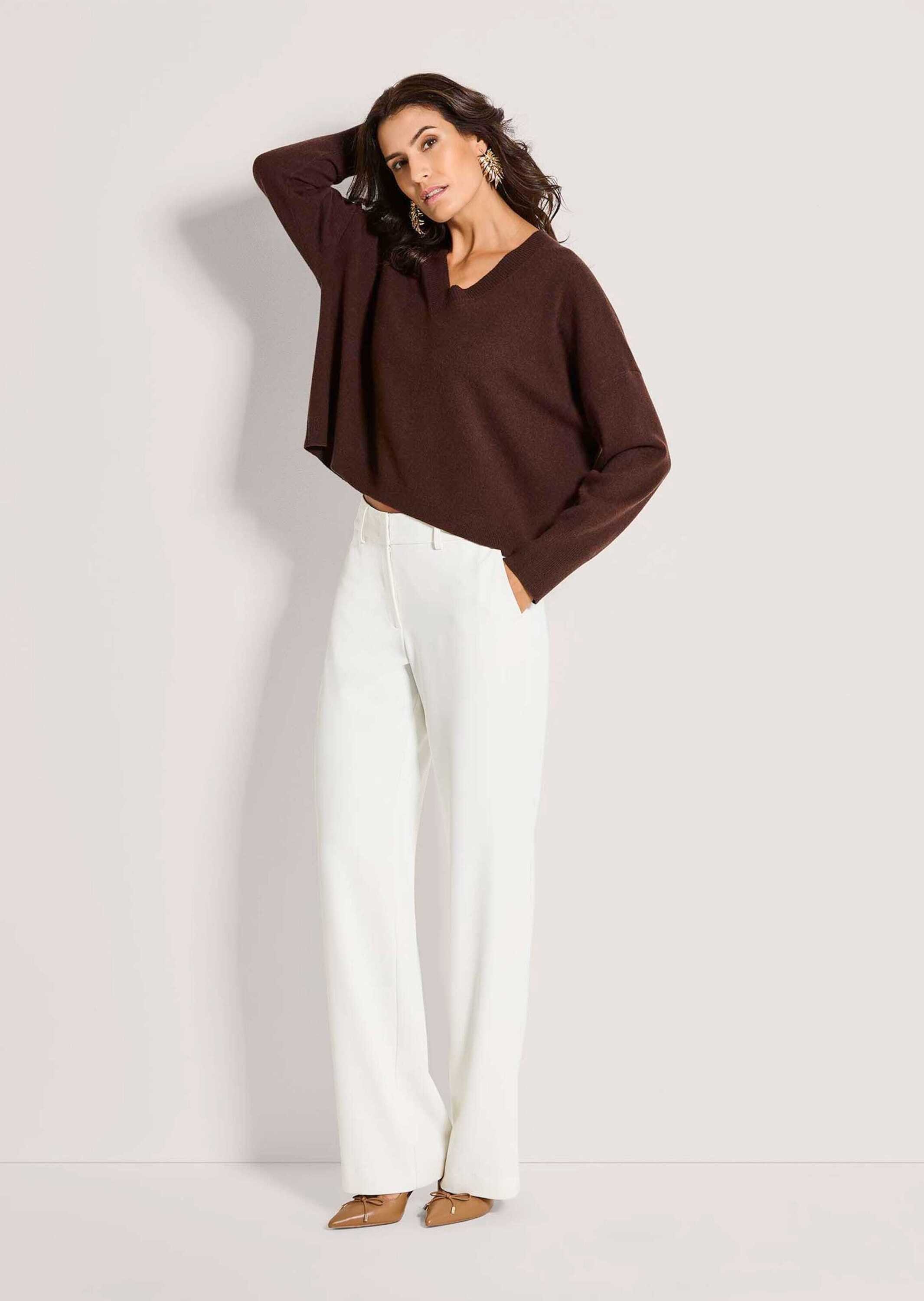 MADELEINE Strickpullover Oversize-Pullover mit V-Ausschnitt Basicpulli mit verlängertem Rücken, Rippenabschlüssen und Langarm