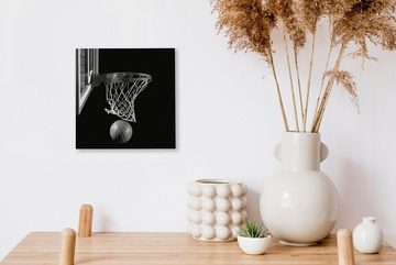 OneMillionCanvasses® Leinwandbild Ein Basketball am Korb auf einem schwarzen Hintergrund - Schwarz und, (1 St), Leinwand Bilder für Wohnzimmer Schlafzimmer