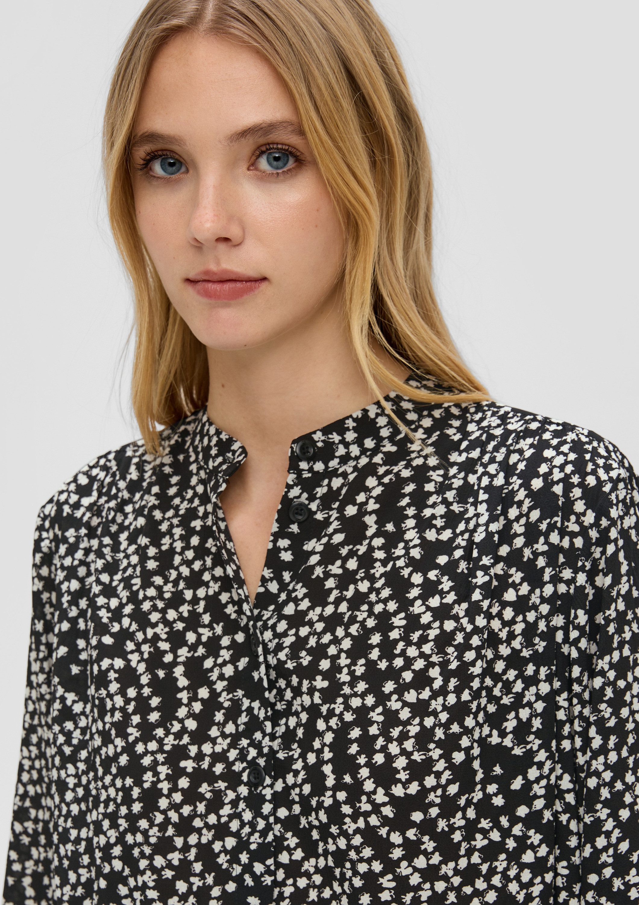 QS Langarmbluse Bluse Hochgeschlossene Bluse mit Allover-Print