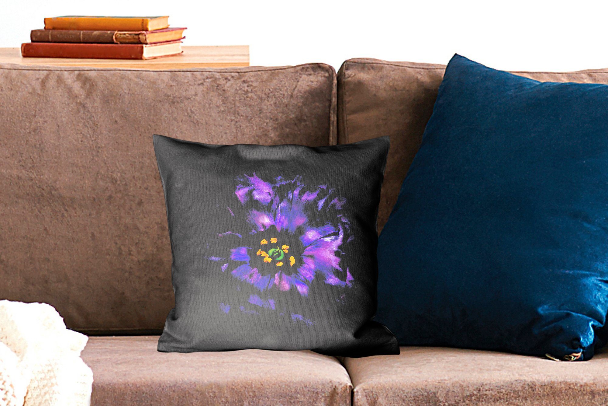 Dekokissen Füllung Eine vor für abgebildet, MuchoWow violette Wohzimmer, mit Blume Schlafzimmer, Deko, schwarzem Hintergrund Sofakissen Zierkissen