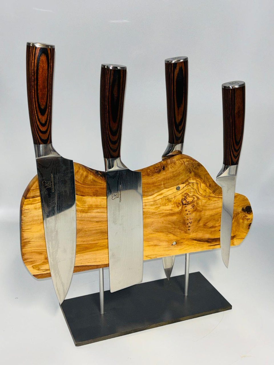 Olivenholz-erleben Magnet-Messerblock Erfurt aus Olivenholz – Messerhalter mit Neodym-Magnet, max. 8 Messer (1tlg), Handgefertigt aus charakterstarkem Olivenholz – jedes Stück anders