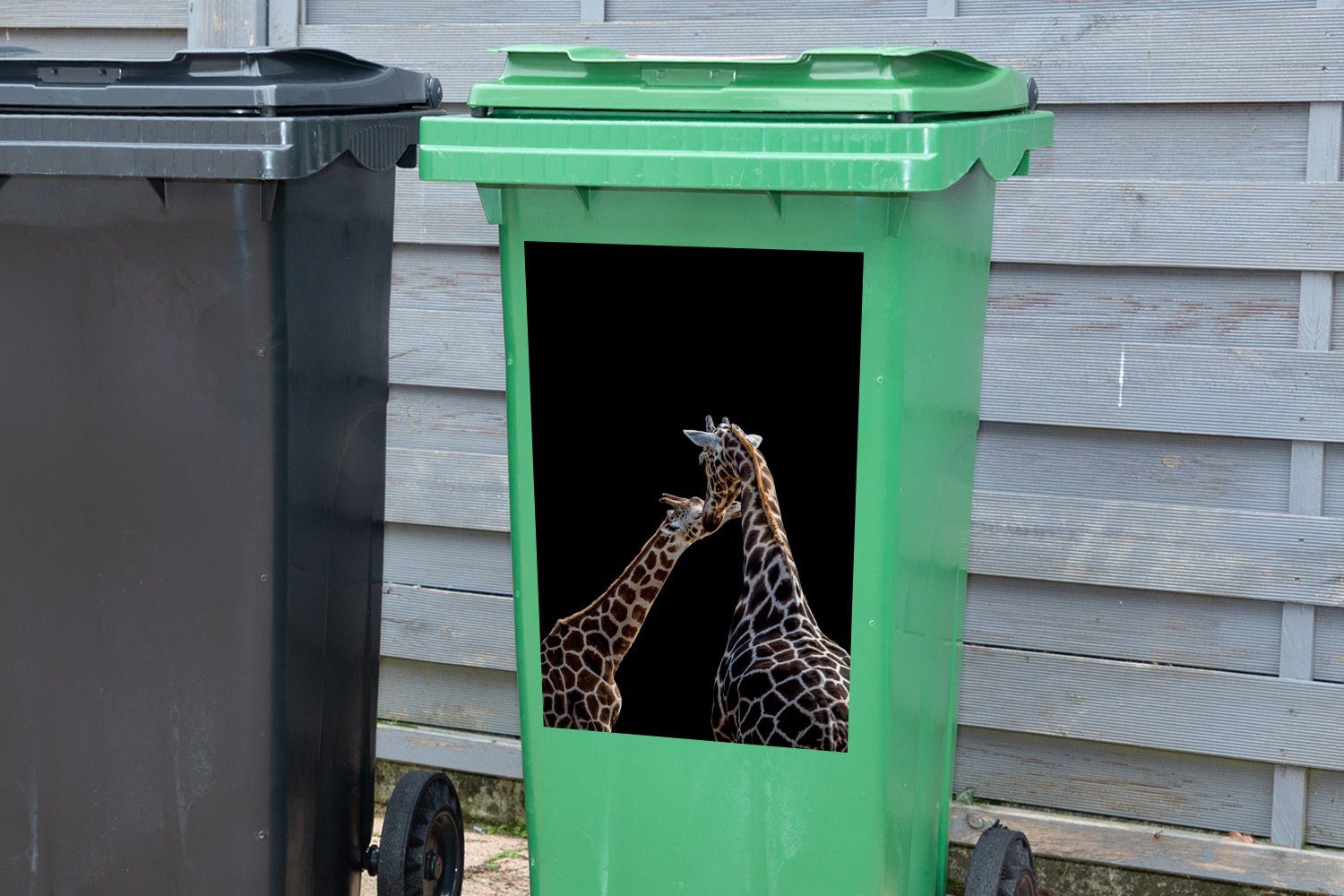Mülltonne, Mutter (1 Sticker, MuchoWow Wandsticker schwarzem Container, Mülleimer-aufkleber, Abfalbehälter und Baby Hintergrund St), Giraffe vor