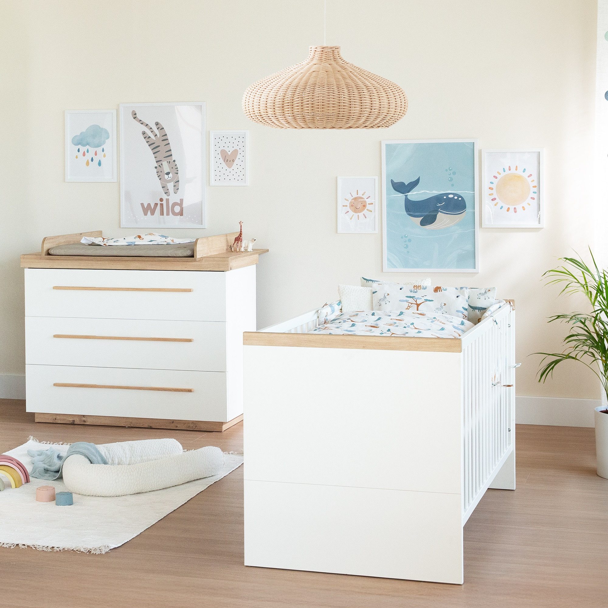 roba® Babymöbel-Set Lumo - Modernes Kinderzimmer - Aus Holz - Weiß, (Set, 2-tlg., Babybett 70 x1 40 cm &, Wickelkommode), Griffe & Füße aus Massivholz - Skandinavisches Design - MADE IN EUROPE