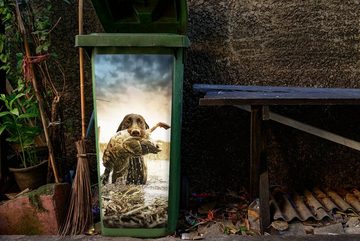 MuchoWow Wandsticker Ein Hund vollendet seine Jagd mit einer Ente im Maul (1 St), Mülleimer-aufkleber, Mülltonne, Sticker, Container, Abfalbehälter