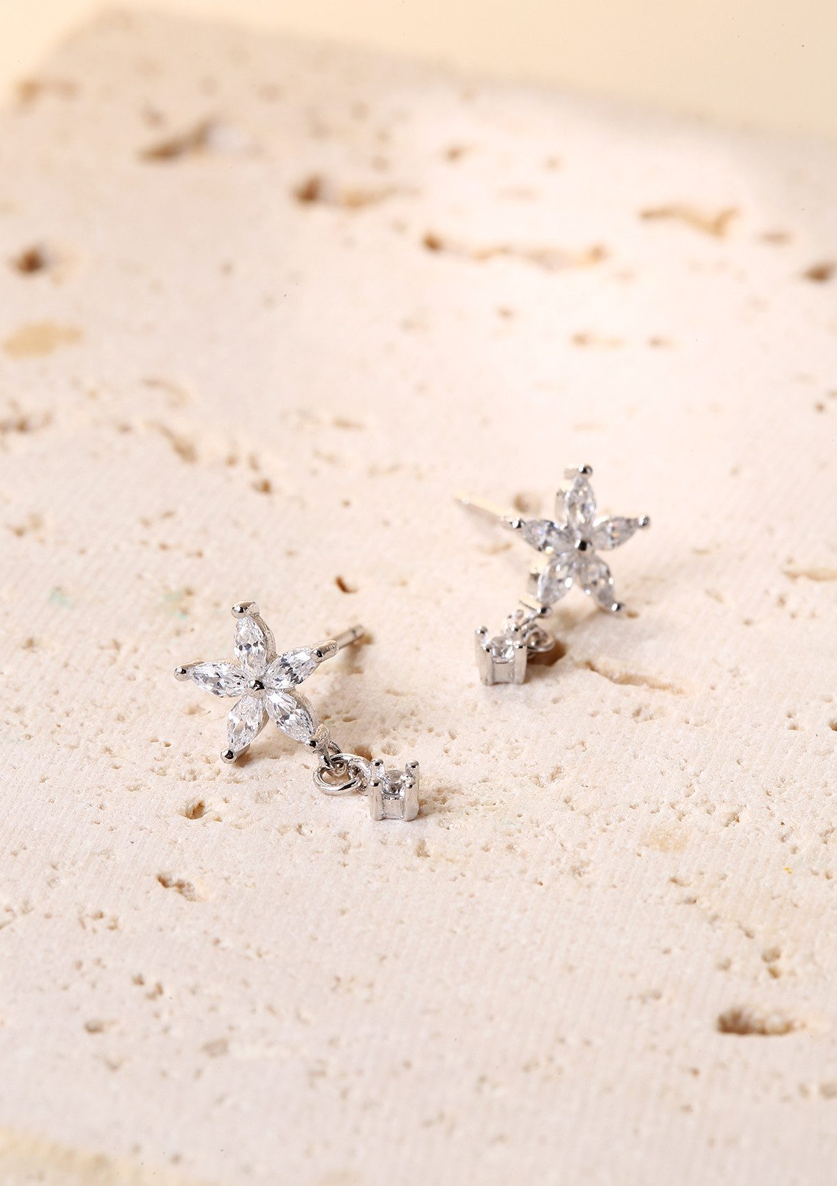 Hey Happiness Ohrhänger-Set Blütenzauber, 4er Set Ohrringe mit Kettchen & Kristall, Filigrane 925 Sterling Silber Ohrringe Damen mit Blumen Design