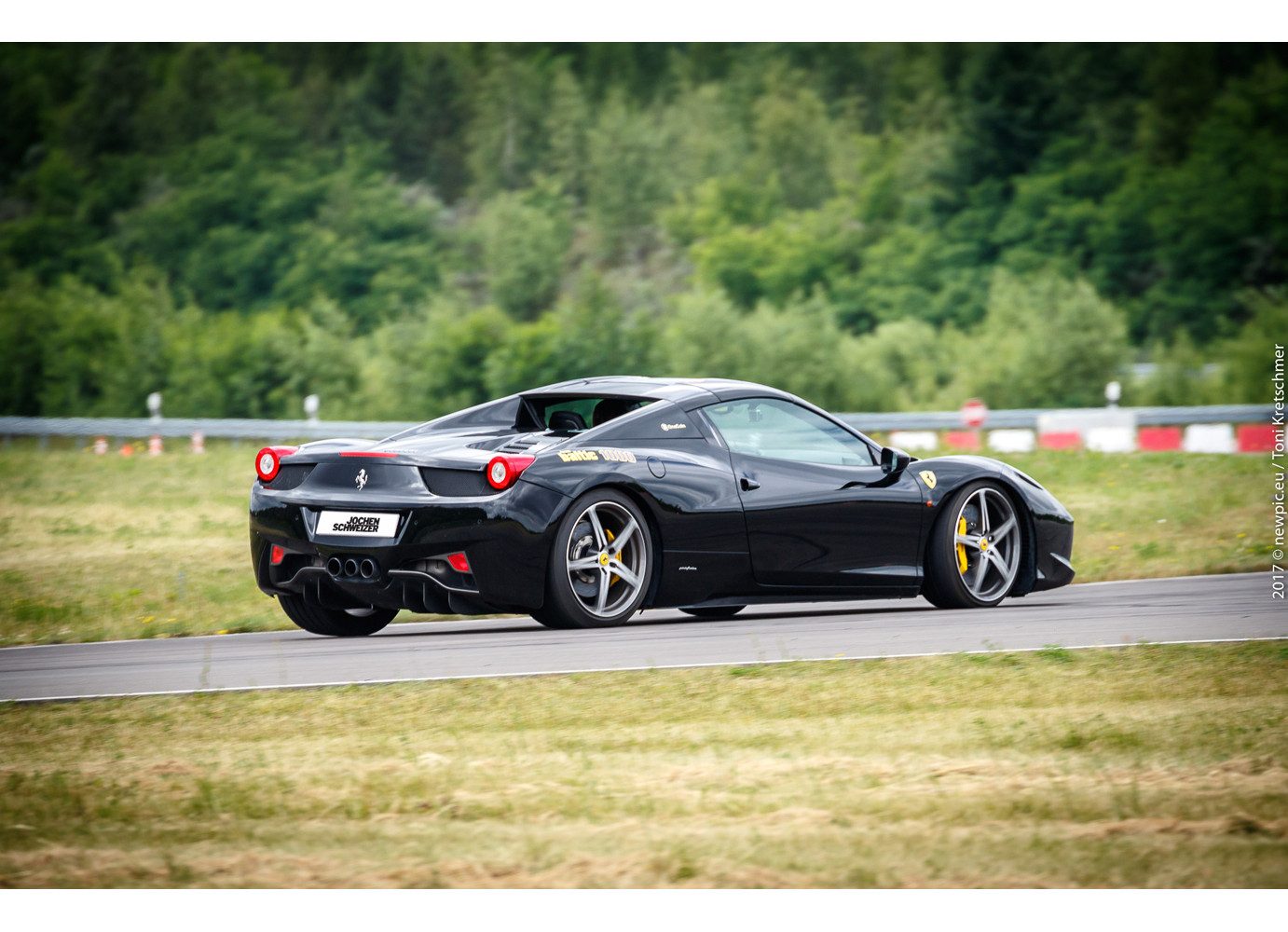 Jochen Schweizer Erlebnisgutschein Ferrari 458 selber fahren (6 Runden), Mit 570 PS über den Asphalt jagen!