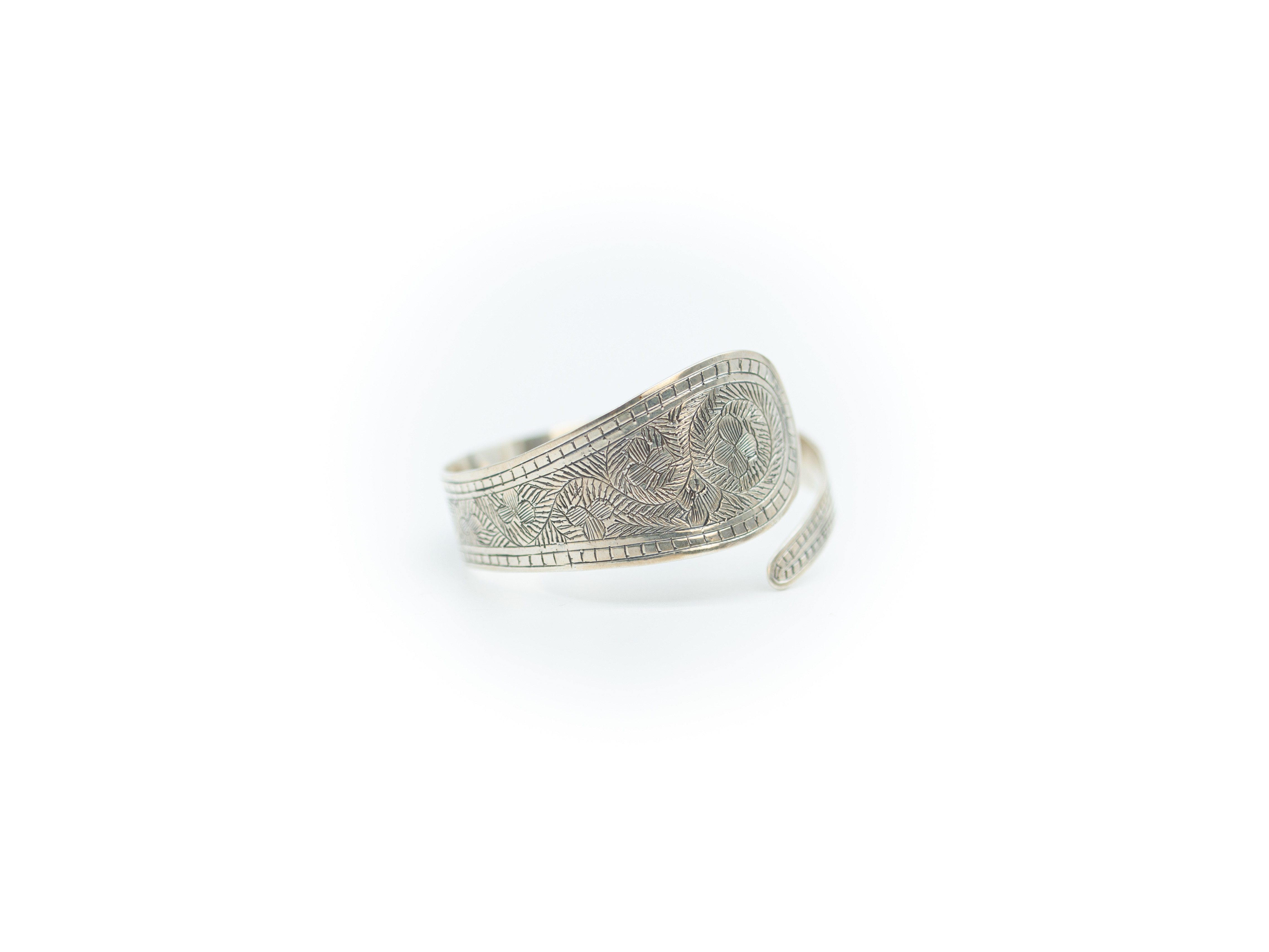 Aurelie Armreif Breiter Silberarmreif mit Ornamenten, 925 Sterlingsilber, Handgemachter Silberschmuck