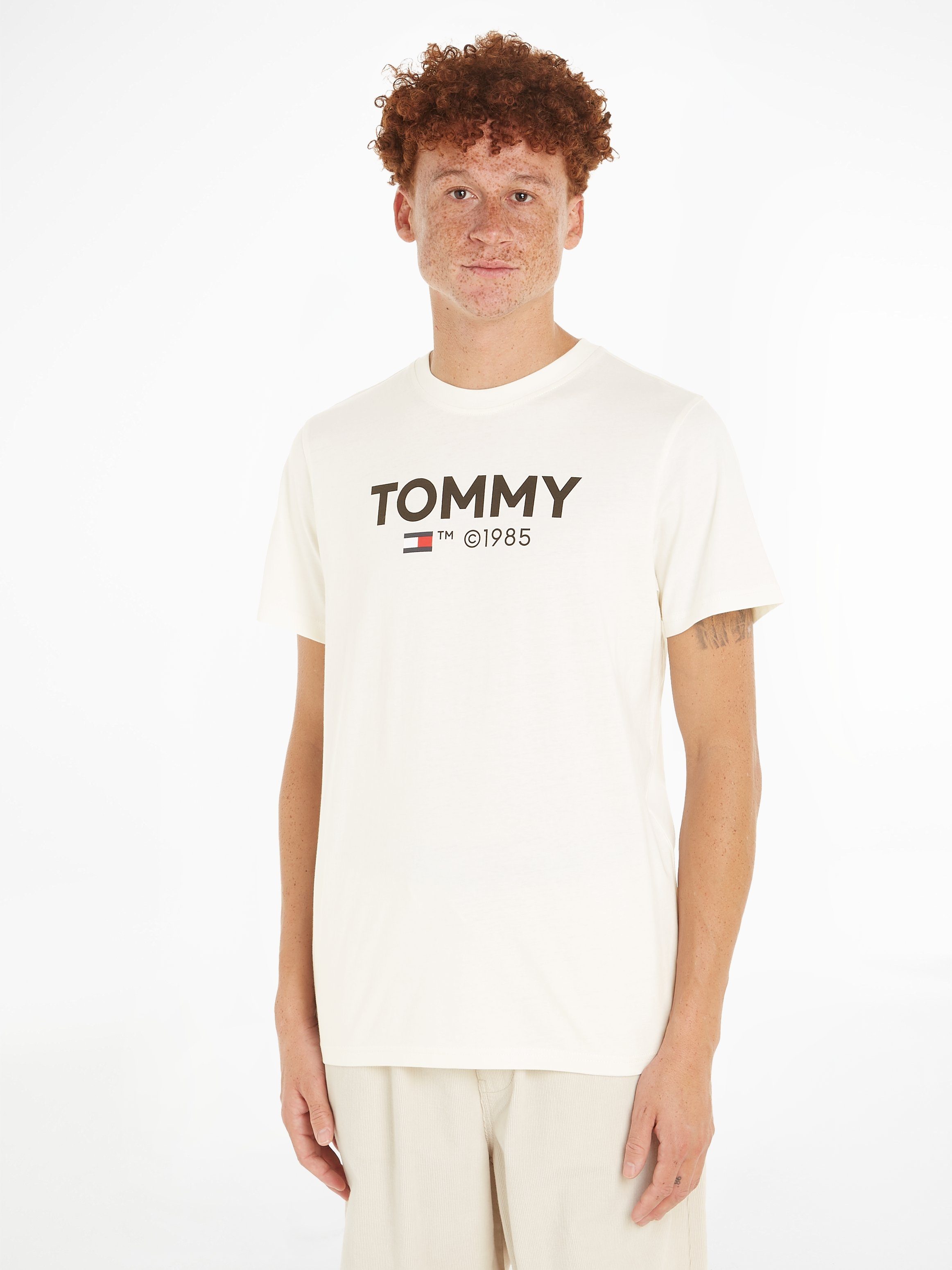 Tommy Jeans T-Shirt TJM SLIM ESSENTIAL TOMMY TEE mit großem Tommy Druck auf der Brust Ancient White