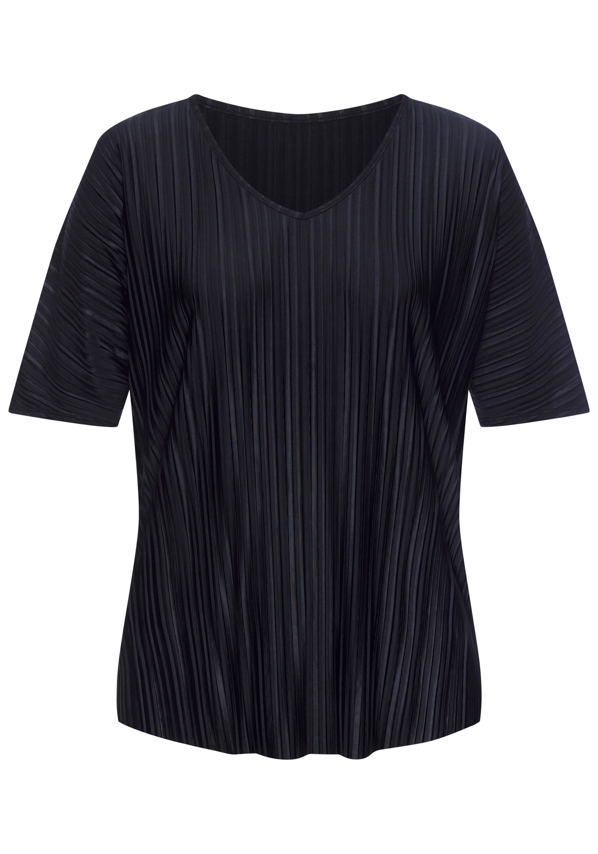 LASCANA Plisseeshirt aus schimmernder Ware. € 29,99