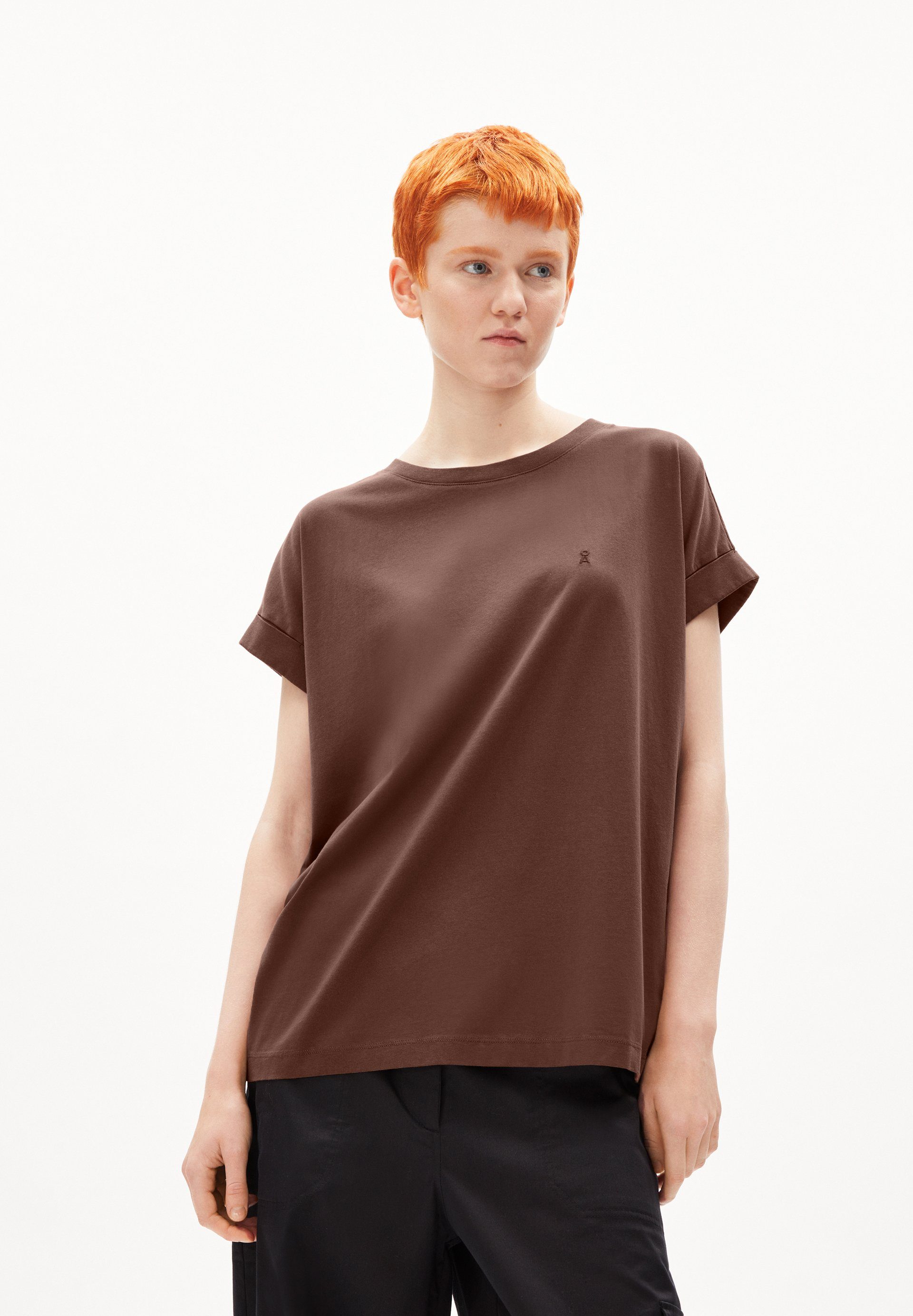 brown (1-tlg) Damen Armedangels aus Keine T-Shirt deep Details Fit IDAARA Bio-Baumwolle T-Shirt Loose