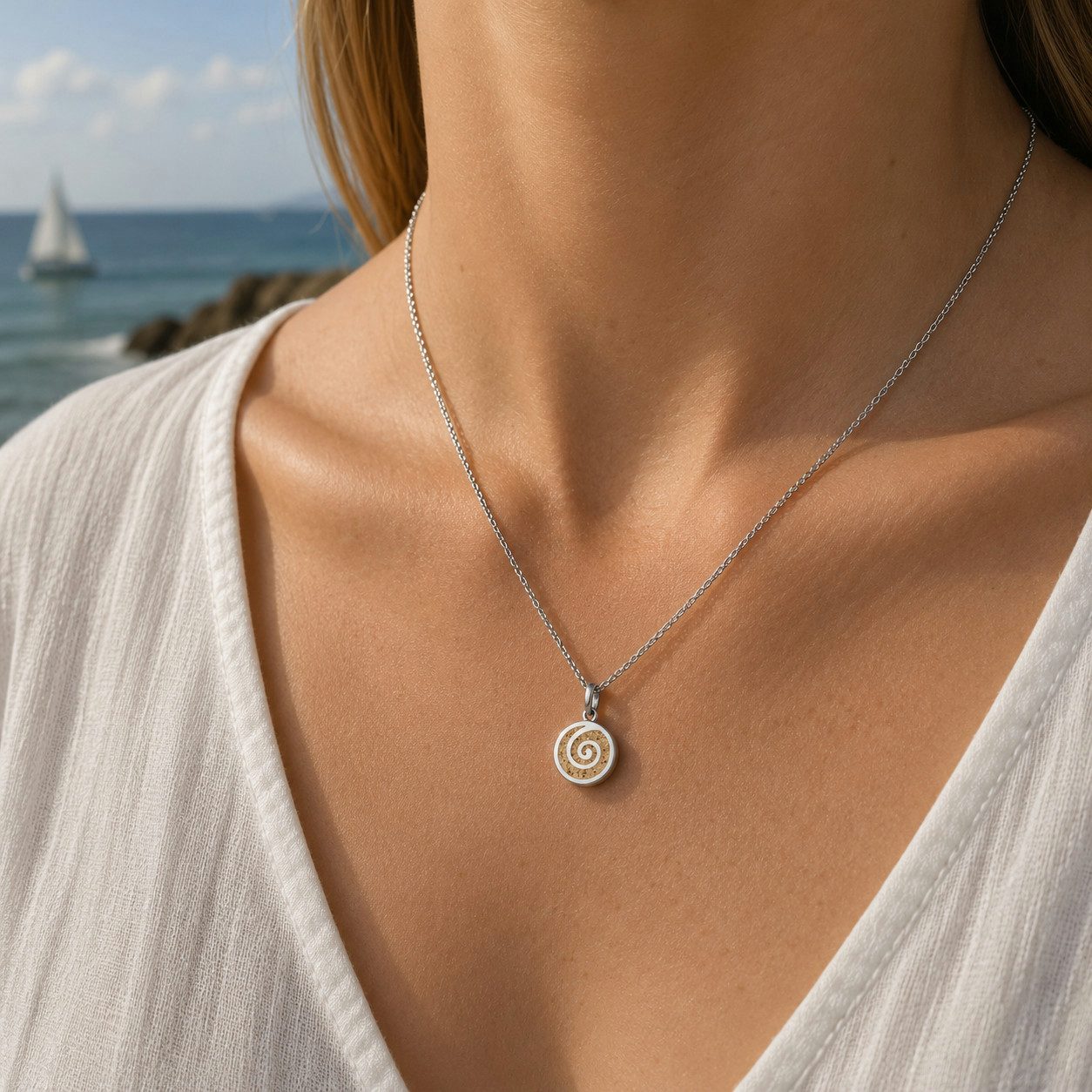 Kette mit Anhänger Halskette K2953 „Sandspirale 2.0“ – 925er Silber mit Strandsand, 45 cm