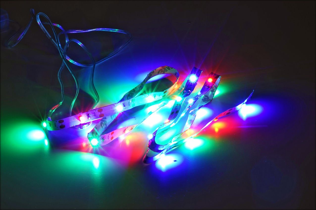 Spetebo LED-Streifen LED Stripe 1 m mit 30 LED - multi color, individuell kürzbarer Lichterstreifen selbstklebend bunt