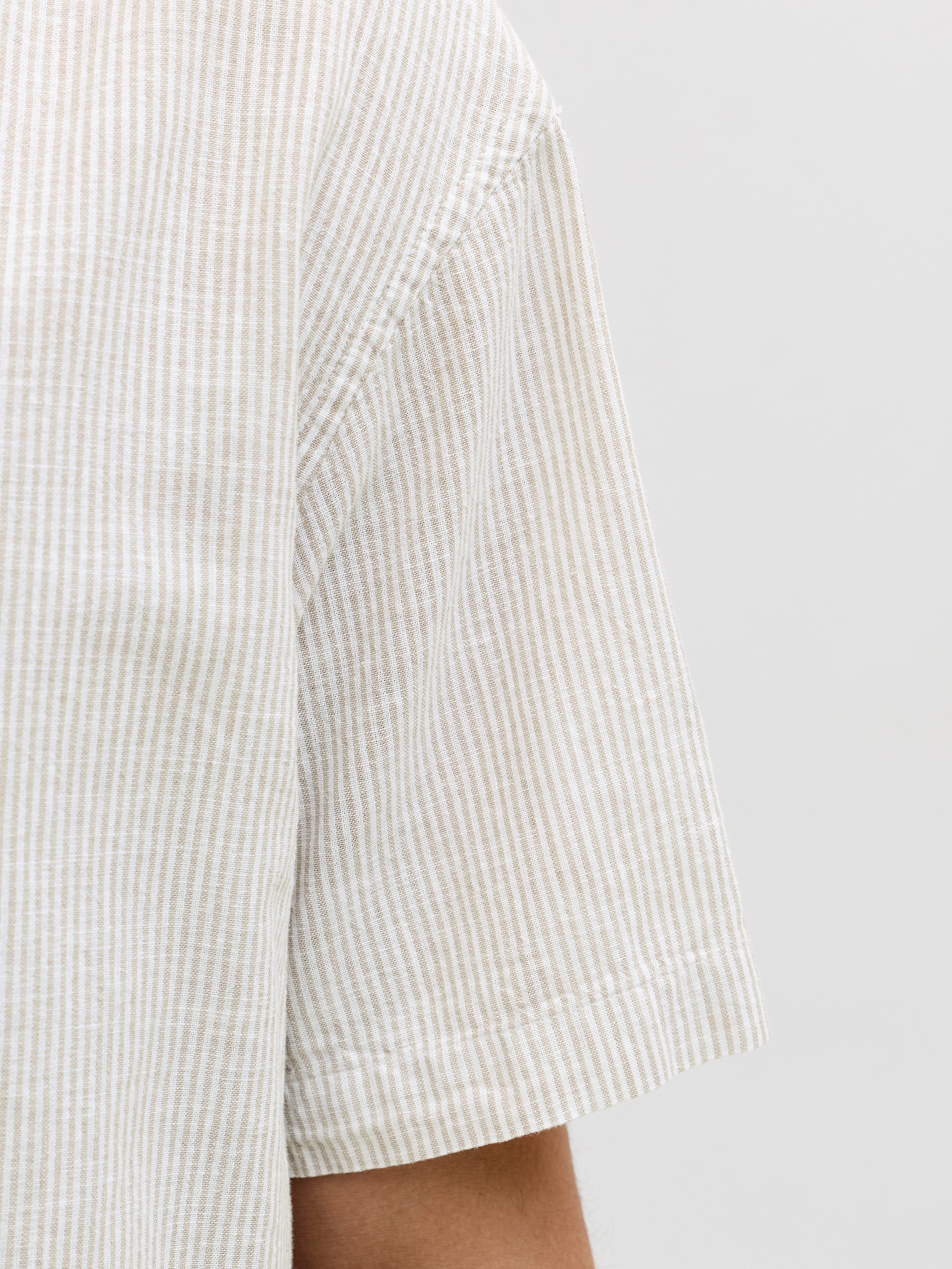 Jack & Jones Kurzarmhemd JJESUMMER LINEN BLEND RESORT SHIRT SS SN Baumwollmischung, relaxed fit