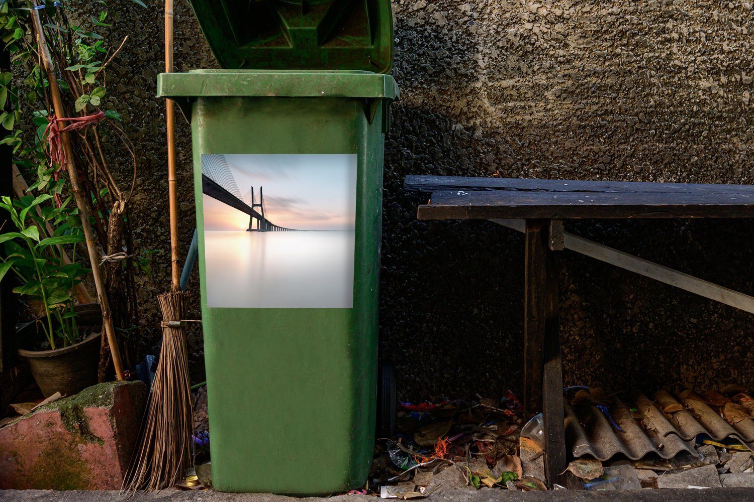 mit Container, Wandsticker Wasser Mülltonne, (1 St), Brücke MuchoWow Sticker, Mülleimer-aufkleber, beleuchtetem Abfalbehälter